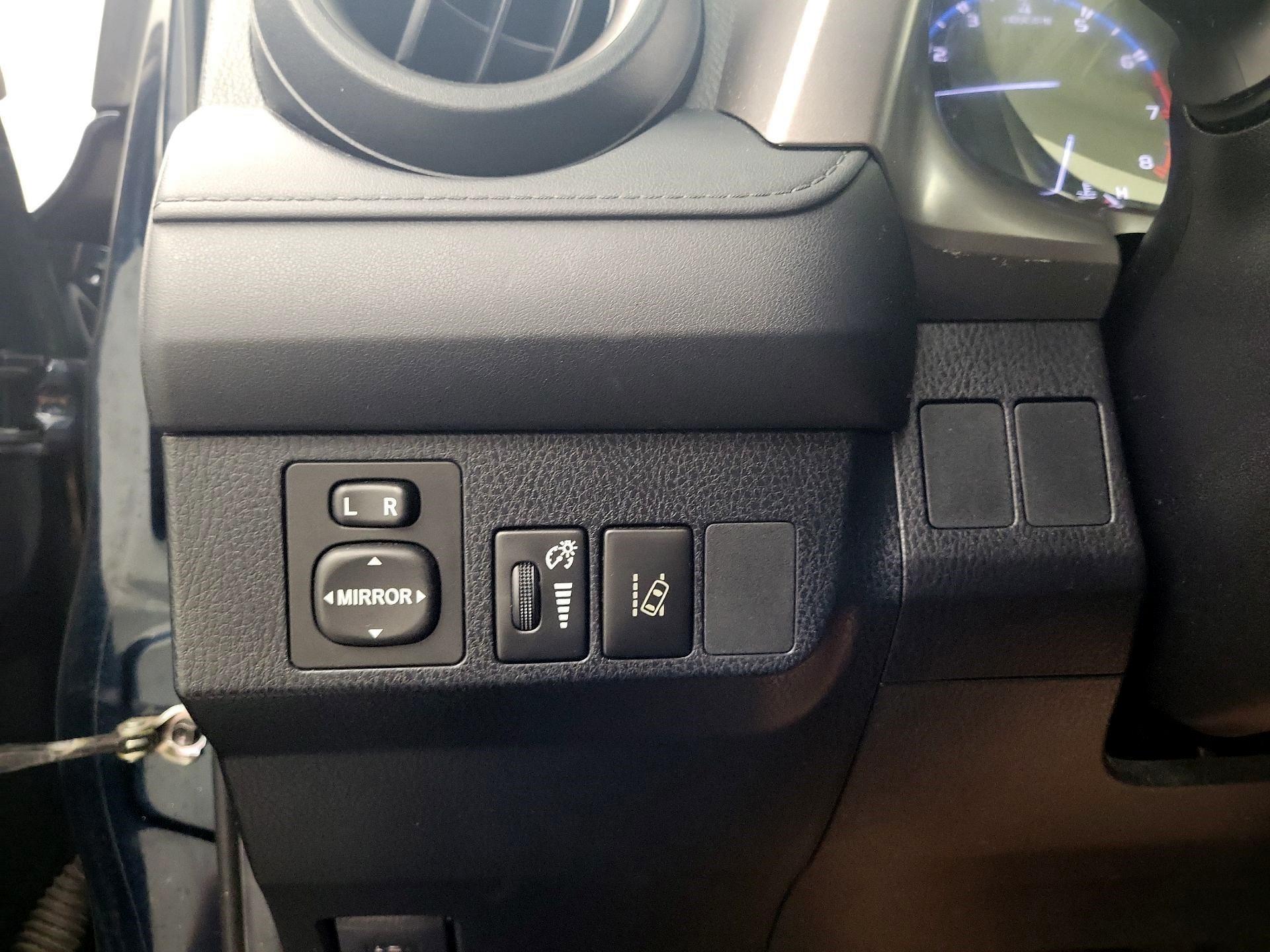 Thumbnail: 2018 Toyota RAV4 - 11