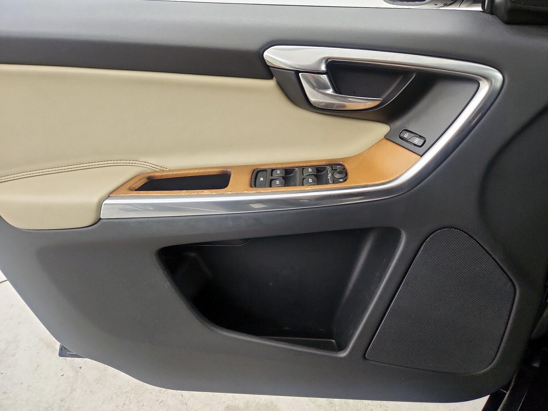 Thumbnail: 2017 Volvo XC60 - 12