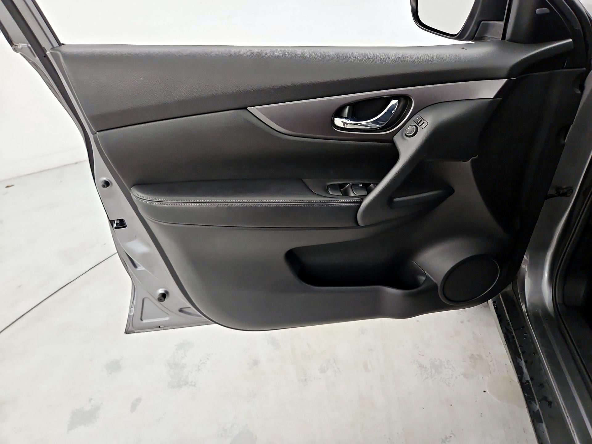 Thumbnail: 2016 Nissan Rogue - 12