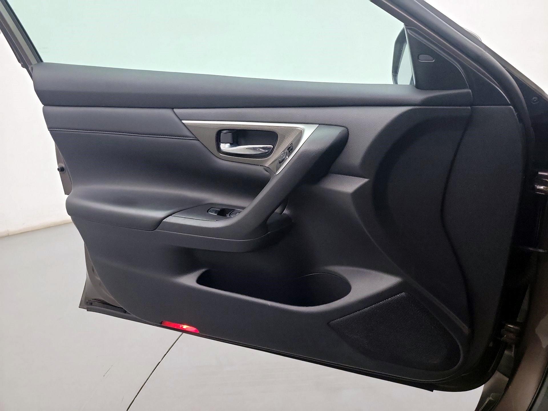 Thumbnail: 2015 Nissan Altima - 10