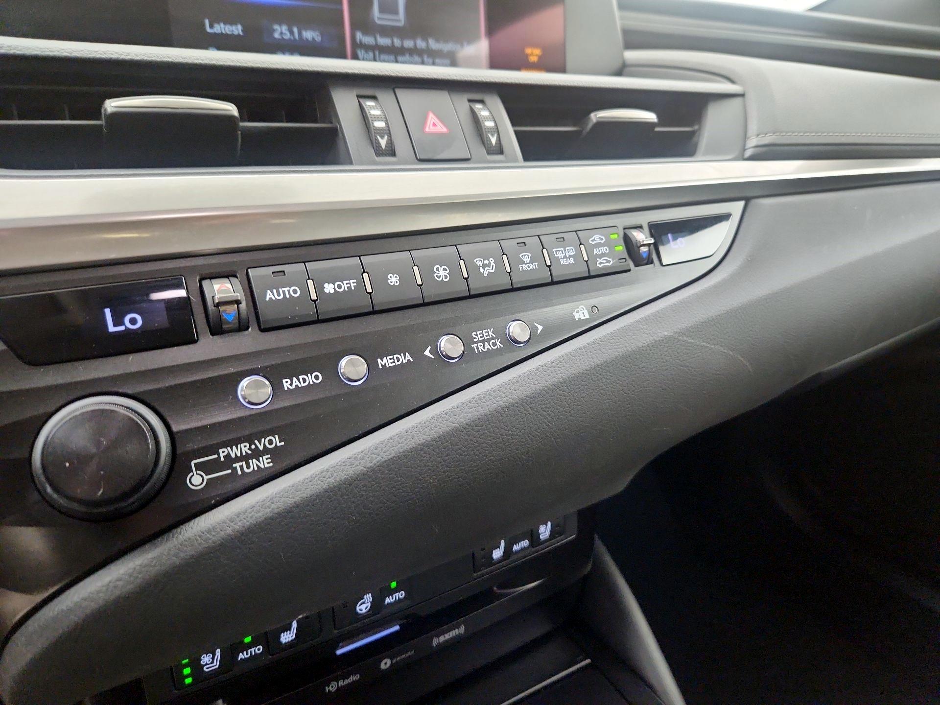 Thumbnail: 2020 Lexus ES - 16