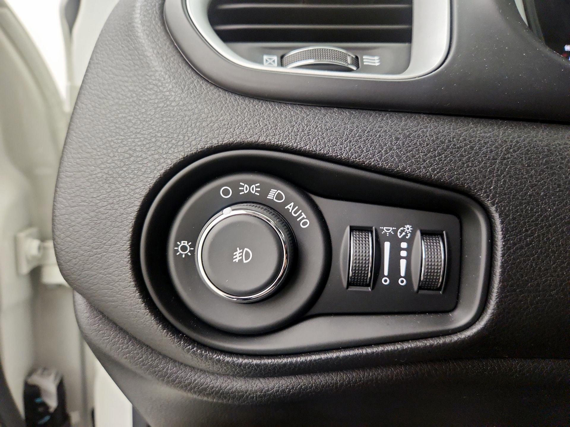Thumbnail: 2015 Jeep Renegade - 13