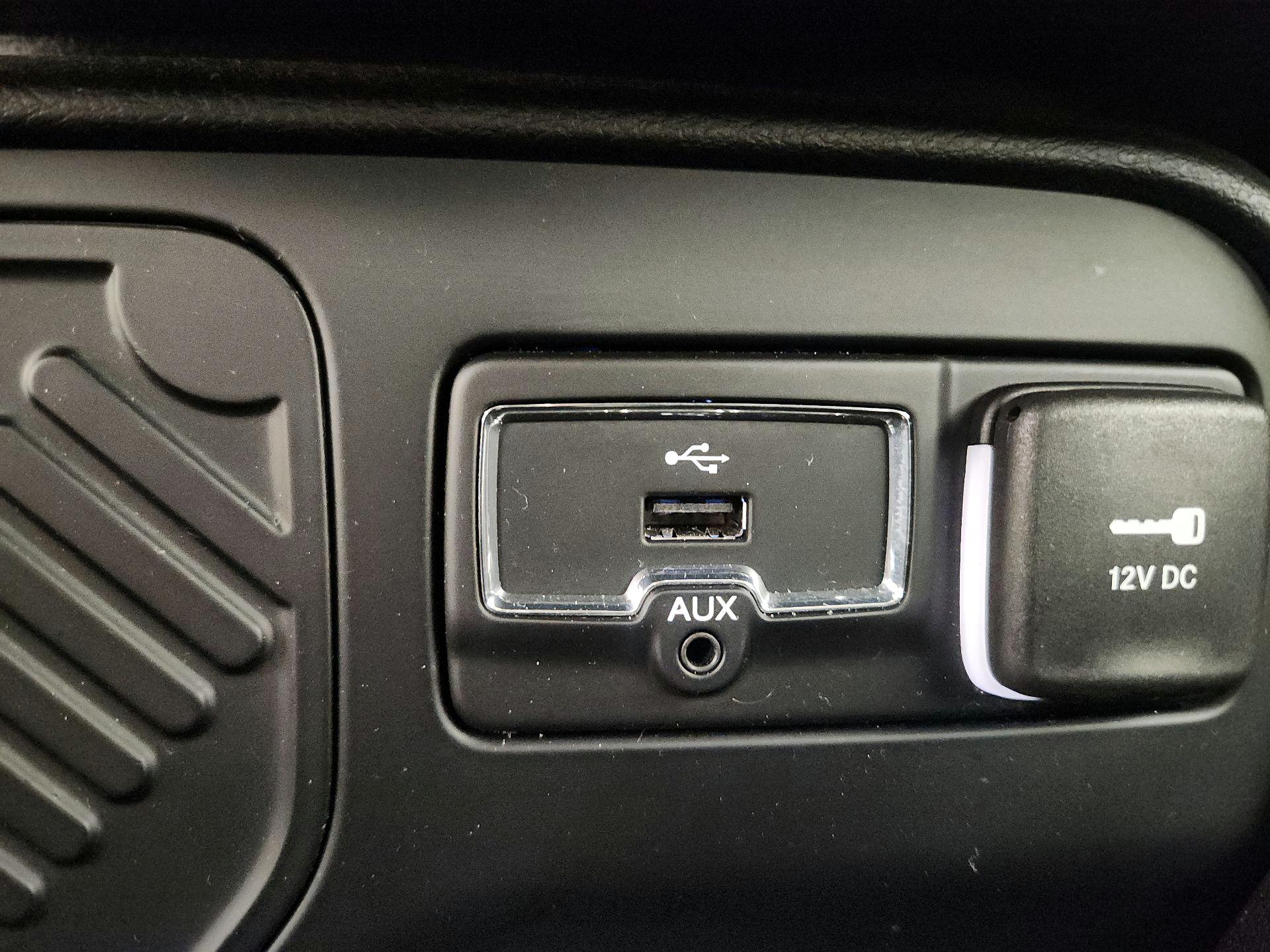 Thumbnail: 2015 Jeep Renegade - 18