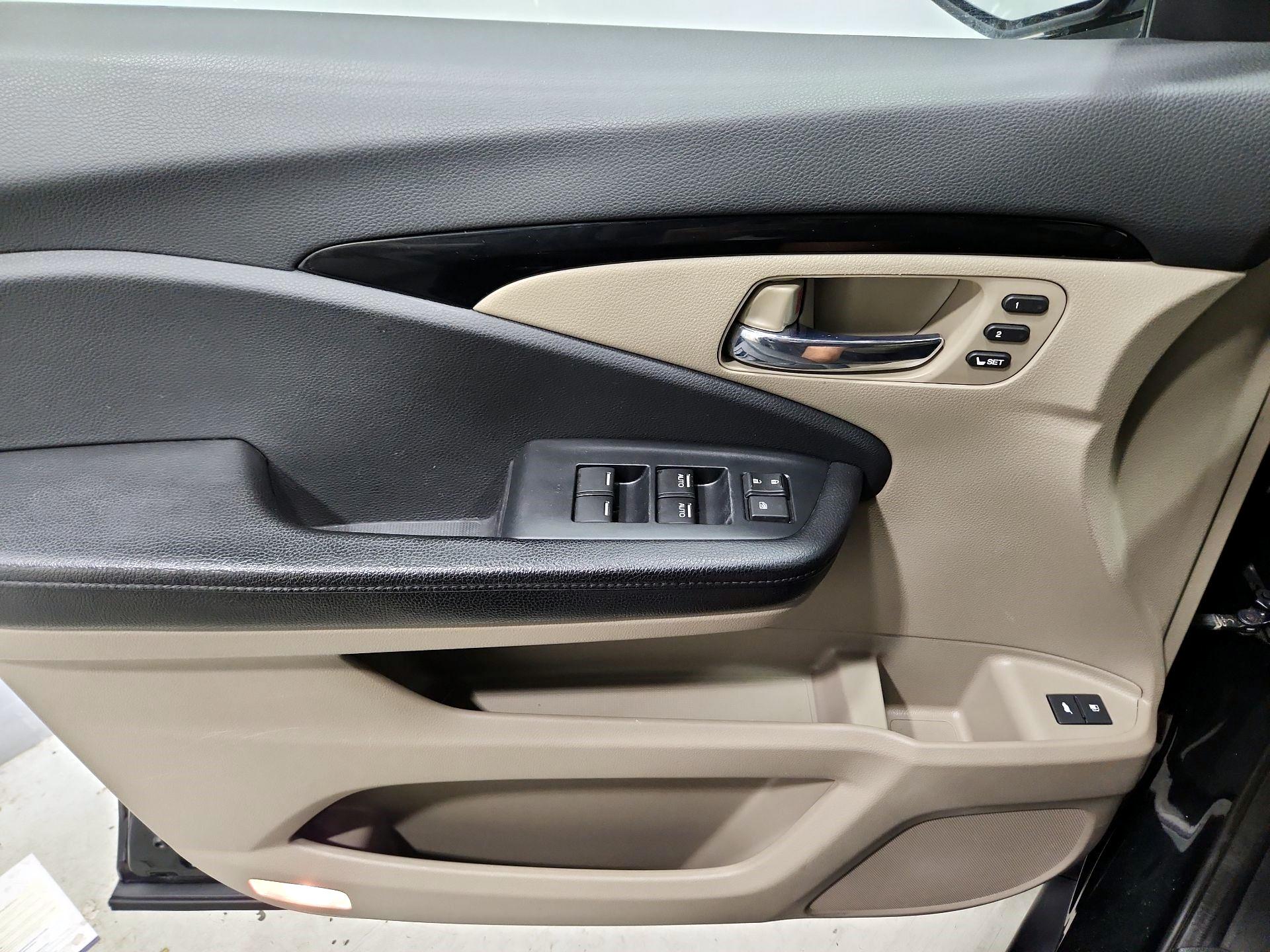 Thumbnail: 2017 Honda Pilot - 12