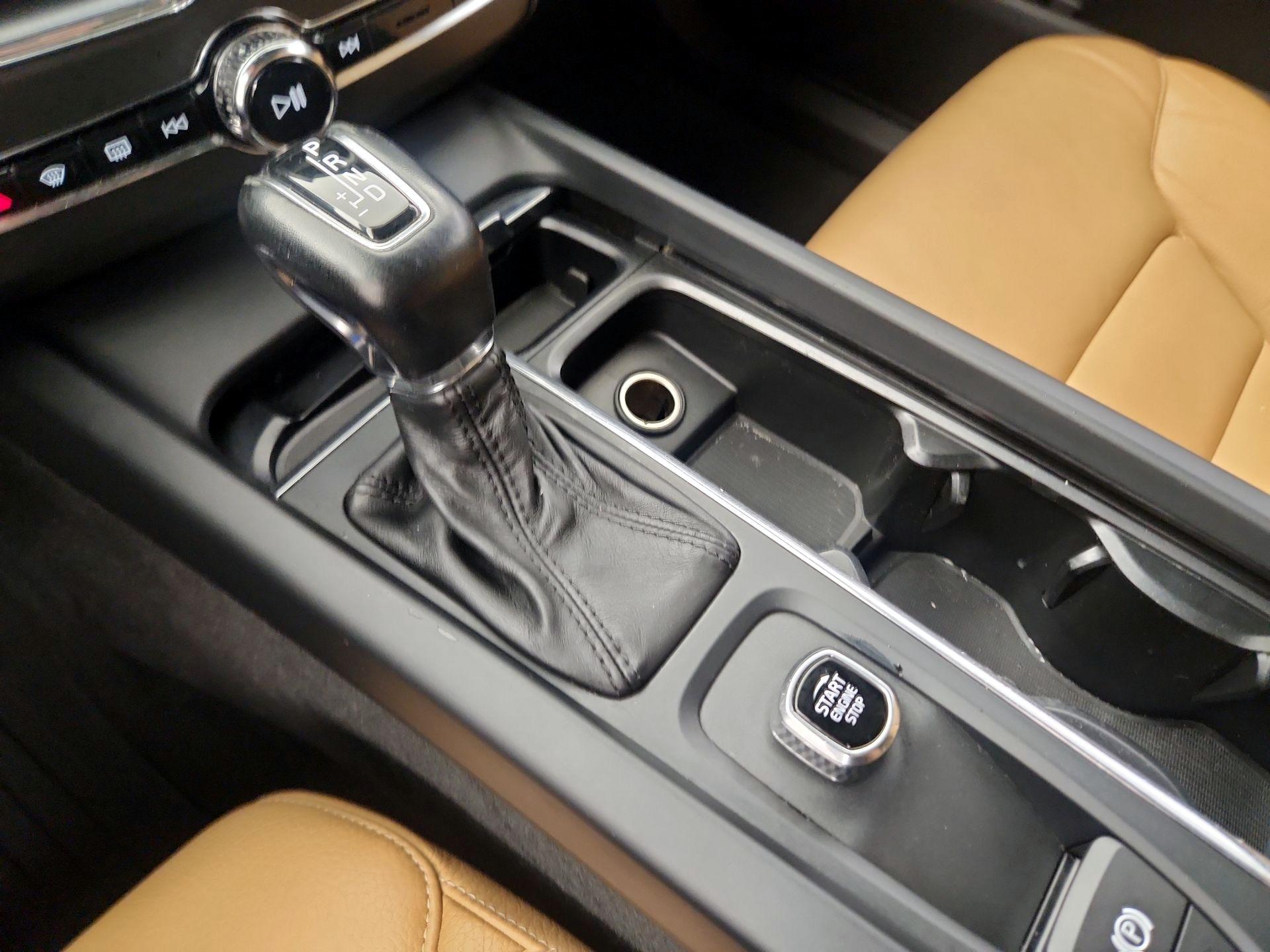 Thumbnail: 2018 Volvo XC60 - 18