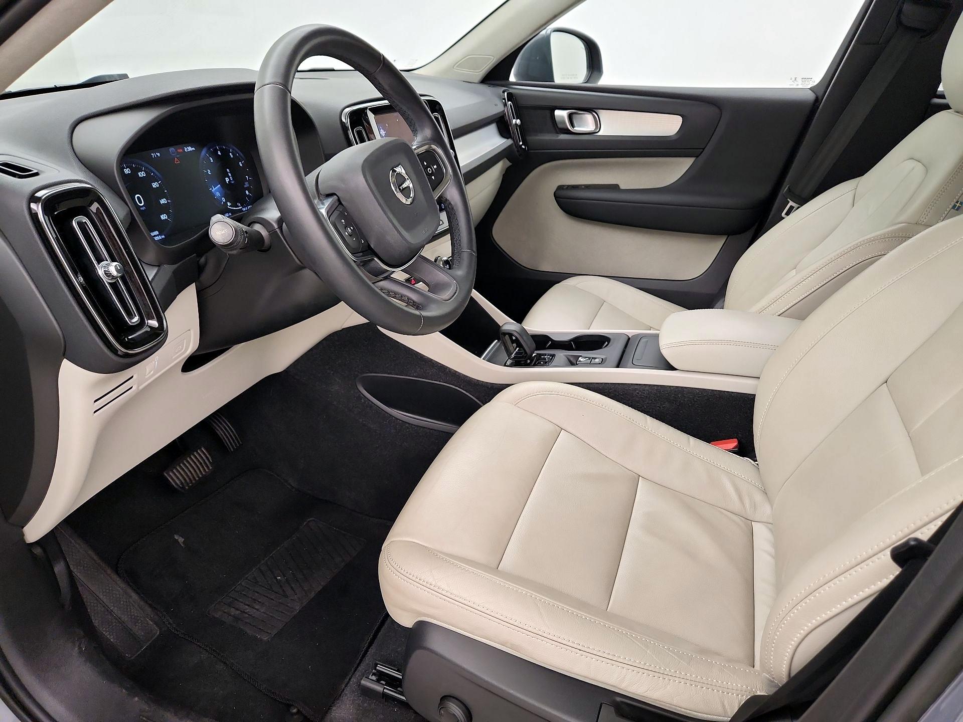 Thumbnail: 2022 Volvo XC40 - 11