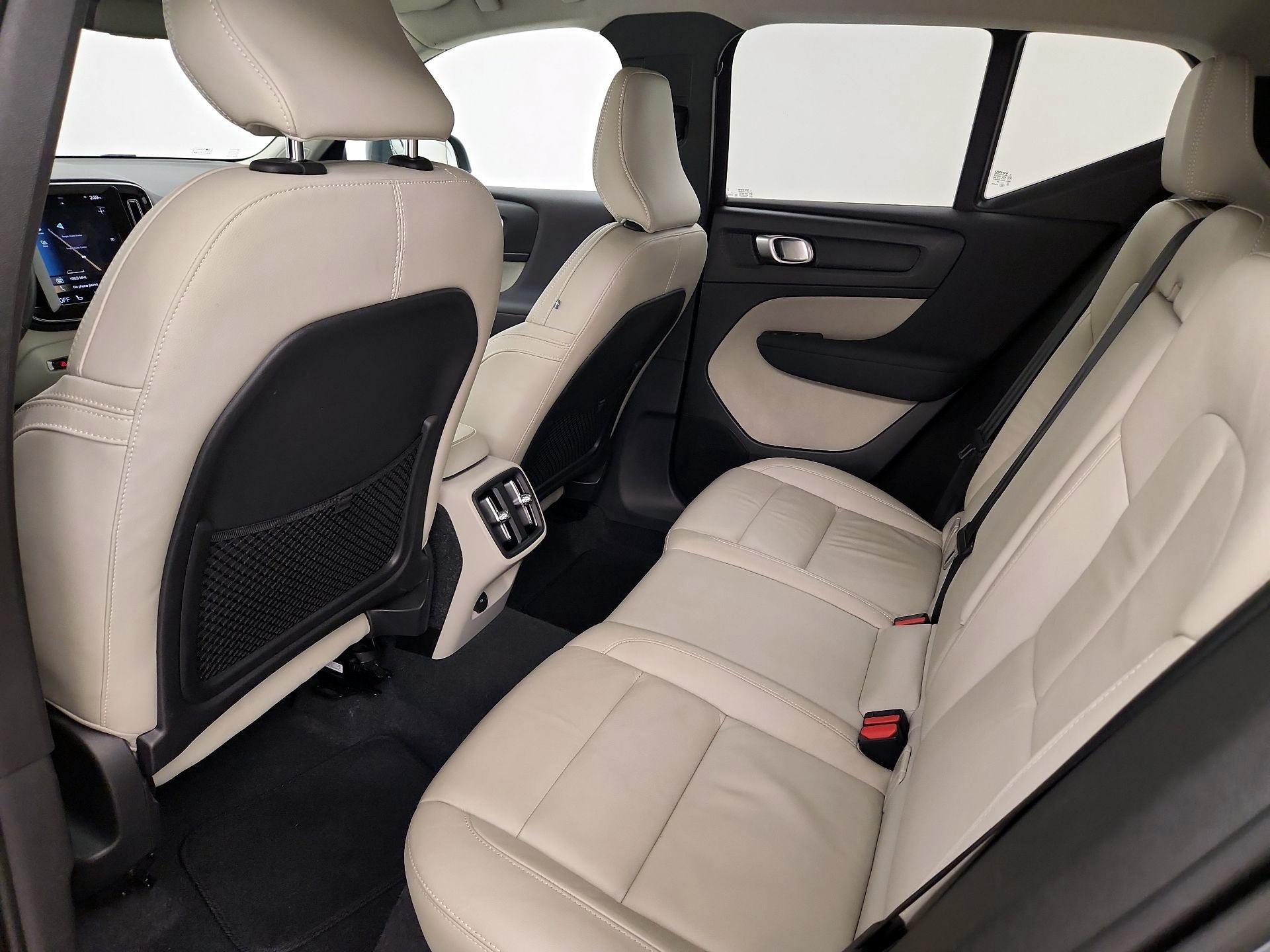 Thumbnail: 2022 Volvo XC40 - 20