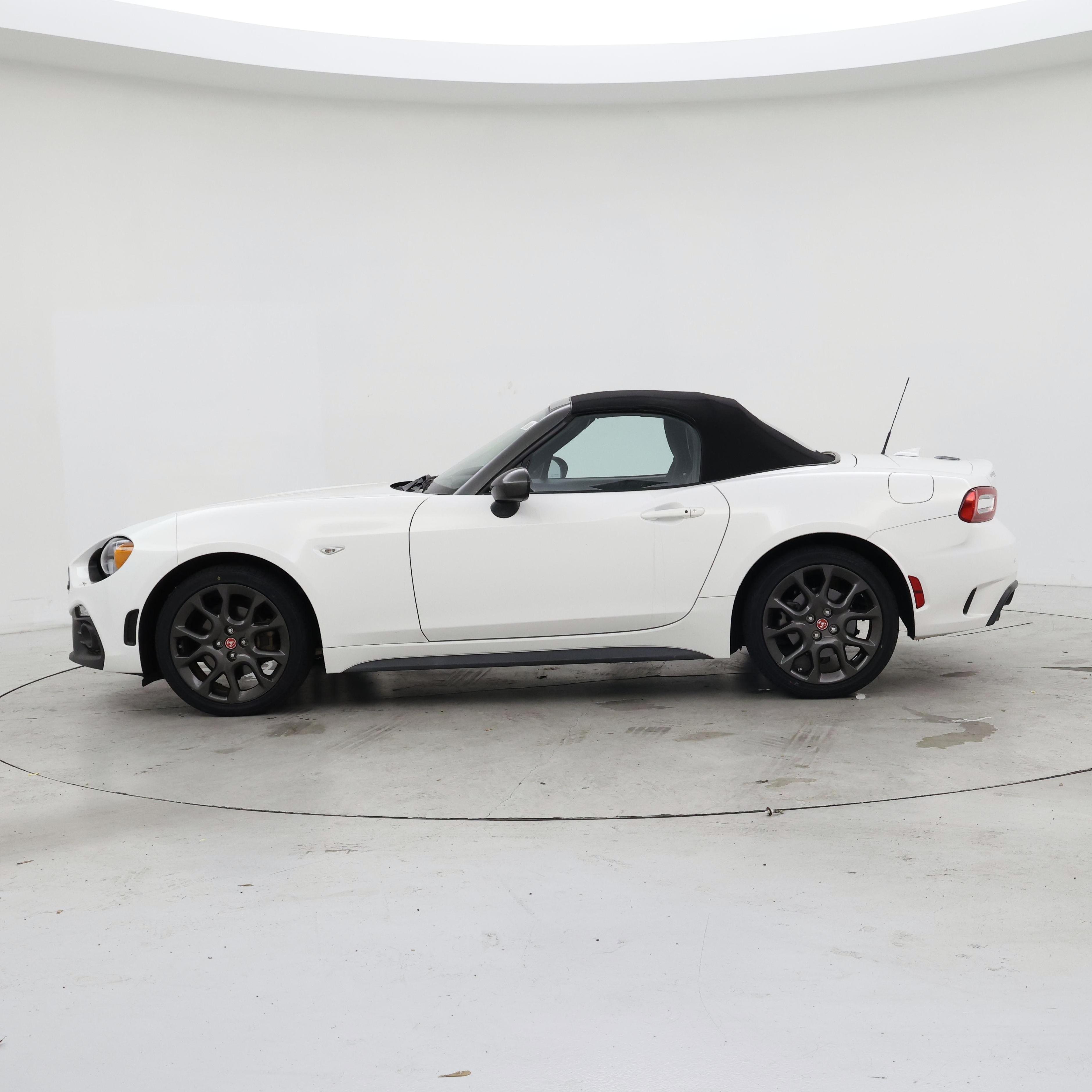 Thumbnail: 2017 Fiat 124 Spider - 3