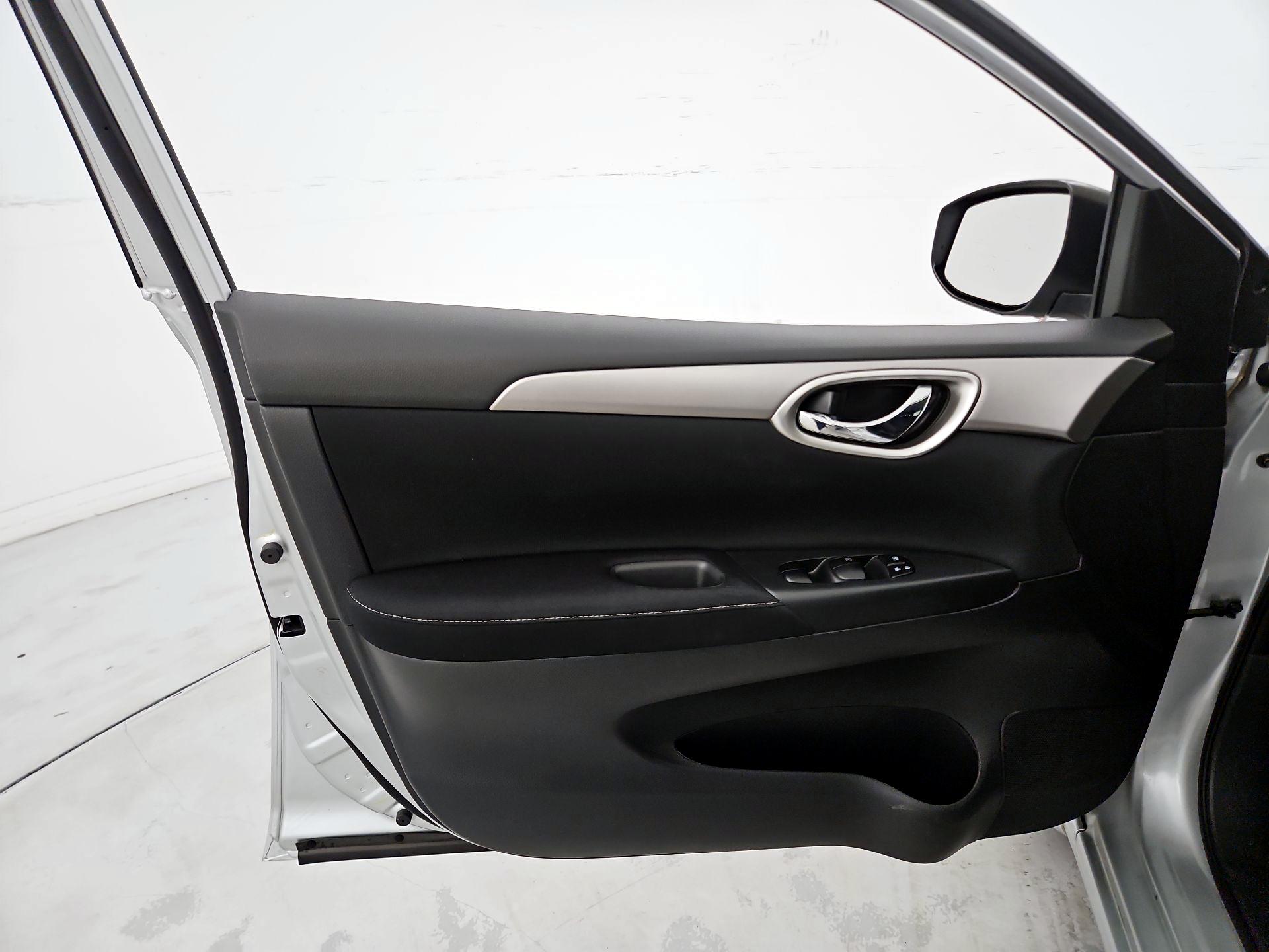Thumbnail: 2015 Nissan Sentra - 12