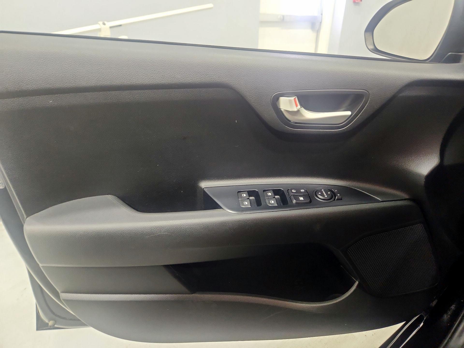 Thumbnail: 2022 Kia Rio - 12