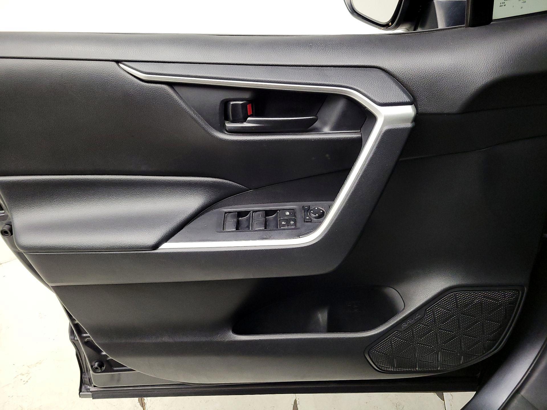 Thumbnail: 2020 Toyota RAV4 - 12