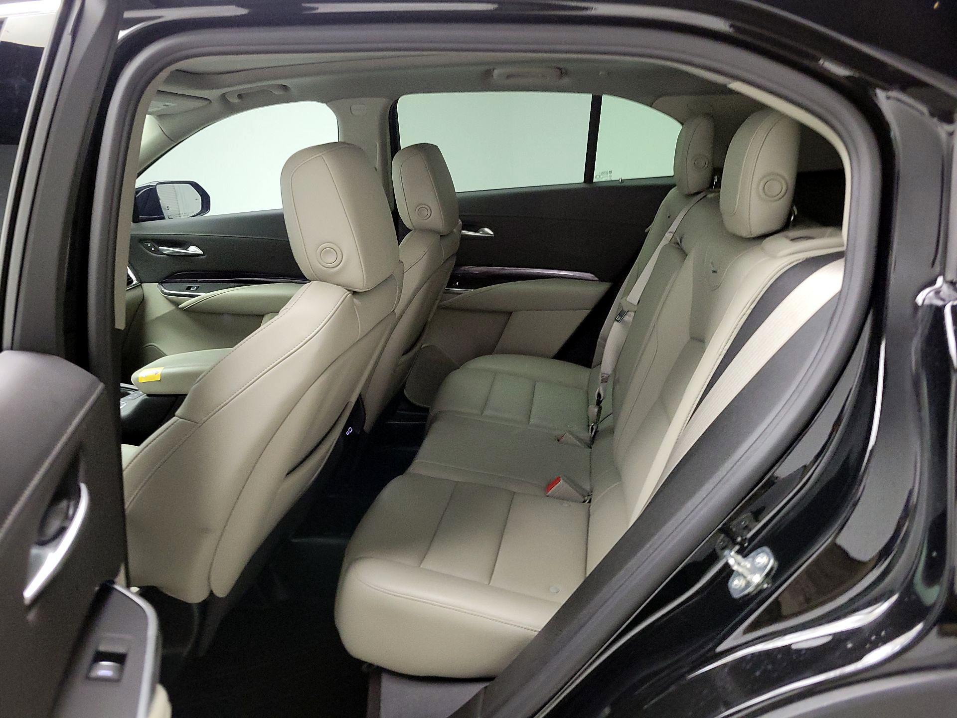 Thumbnail: 2023 Cadillac XT4 - 17
