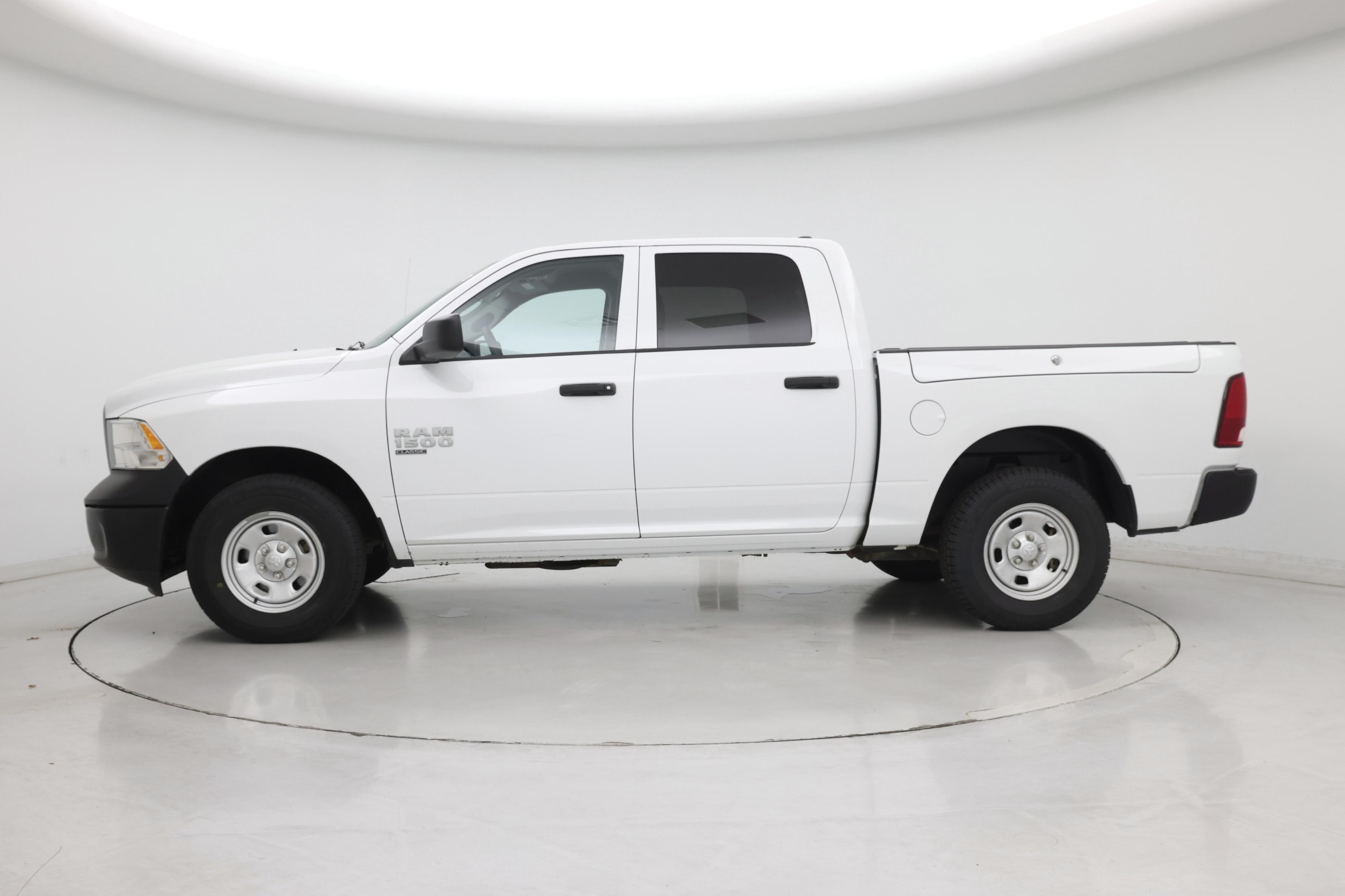 Thumbnail: 2019 RAM 1500 Classic - 3