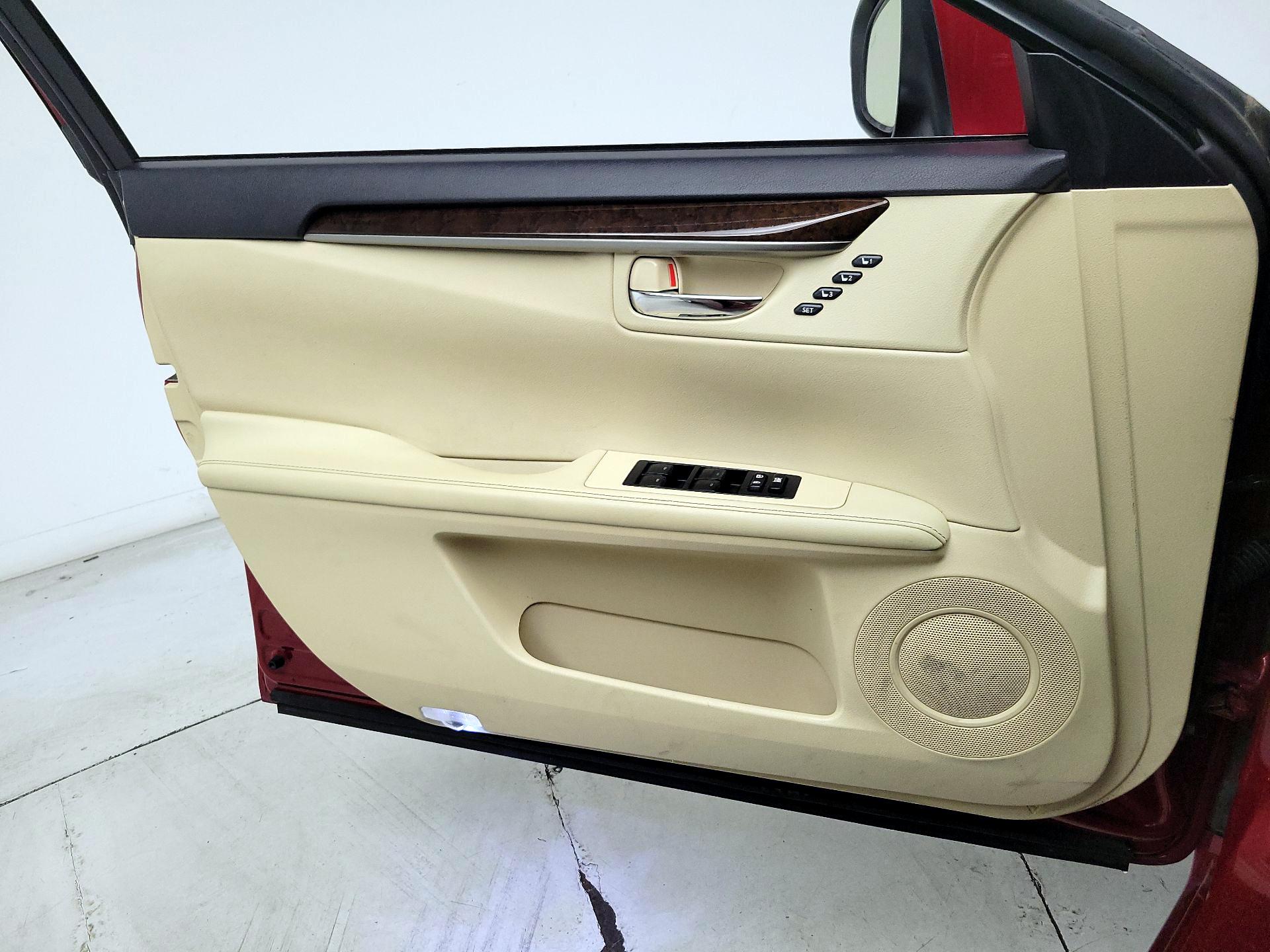 Thumbnail: 2014 Lexus ES - 12
