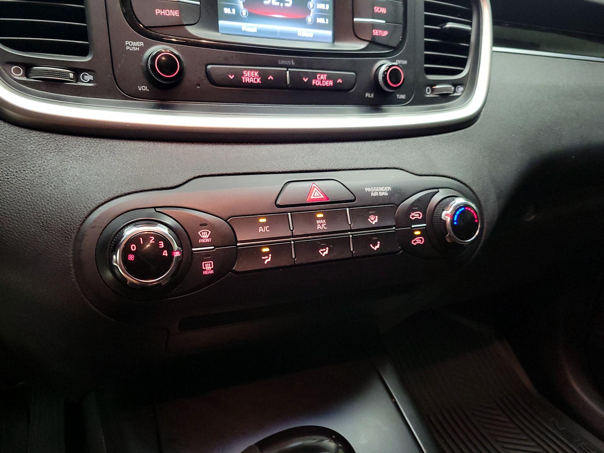 Thumbnail: 2017 Kia Sorento - 16