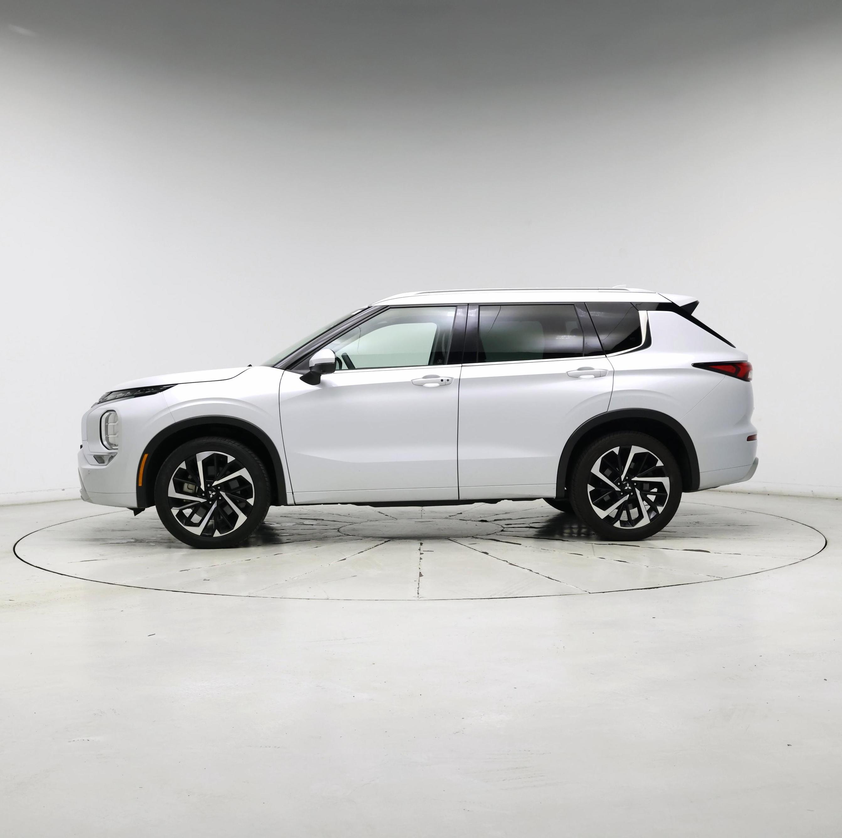 Thumbnail: 2023 Mitsubishi Outlander - 3