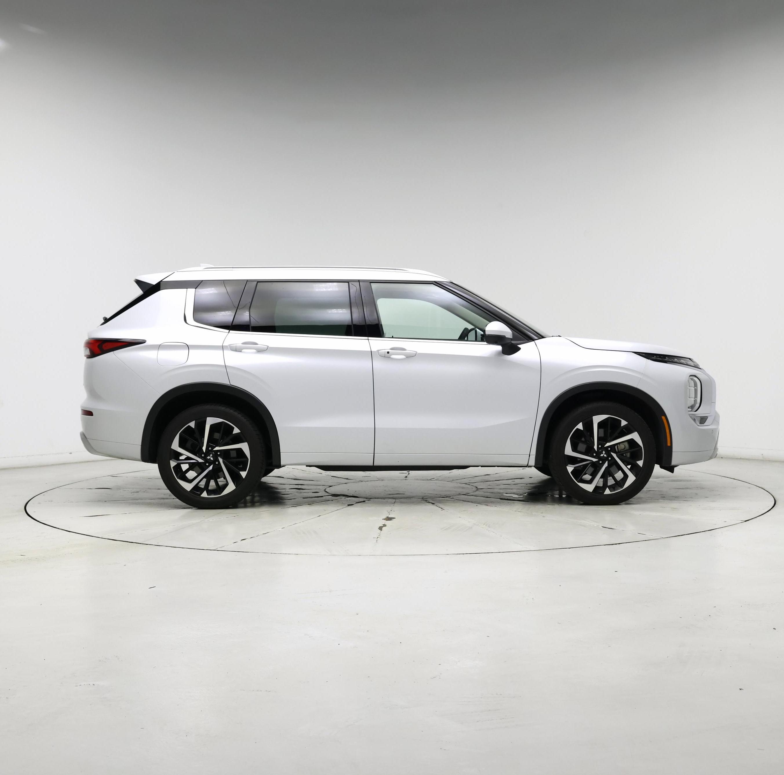 Thumbnail: 2023 Mitsubishi Outlander - 7