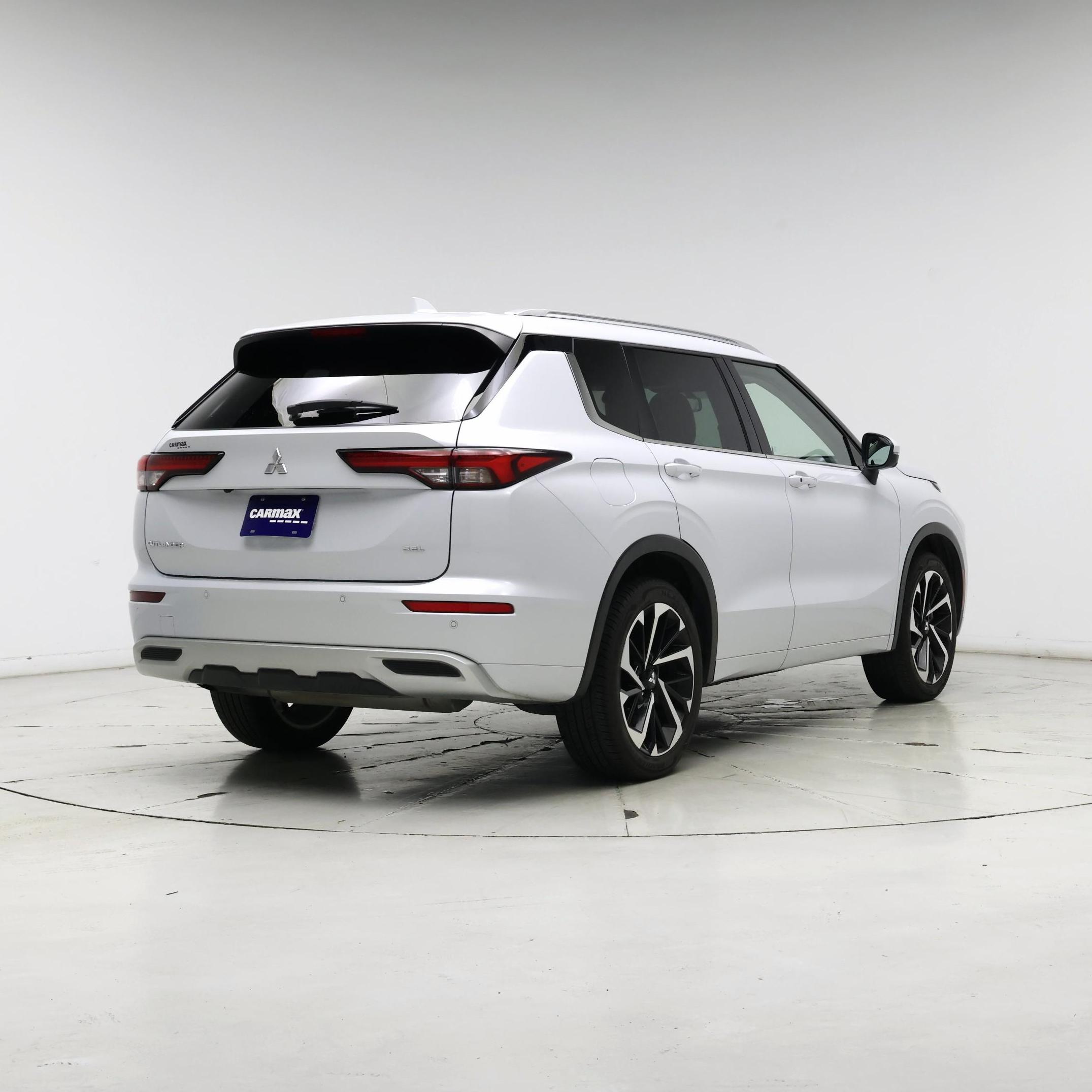 Thumbnail: 2023 Mitsubishi Outlander - 8