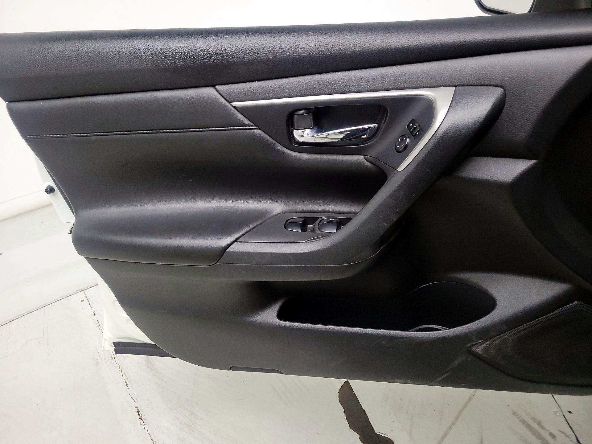 Thumbnail: 2015 Nissan Altima - 12