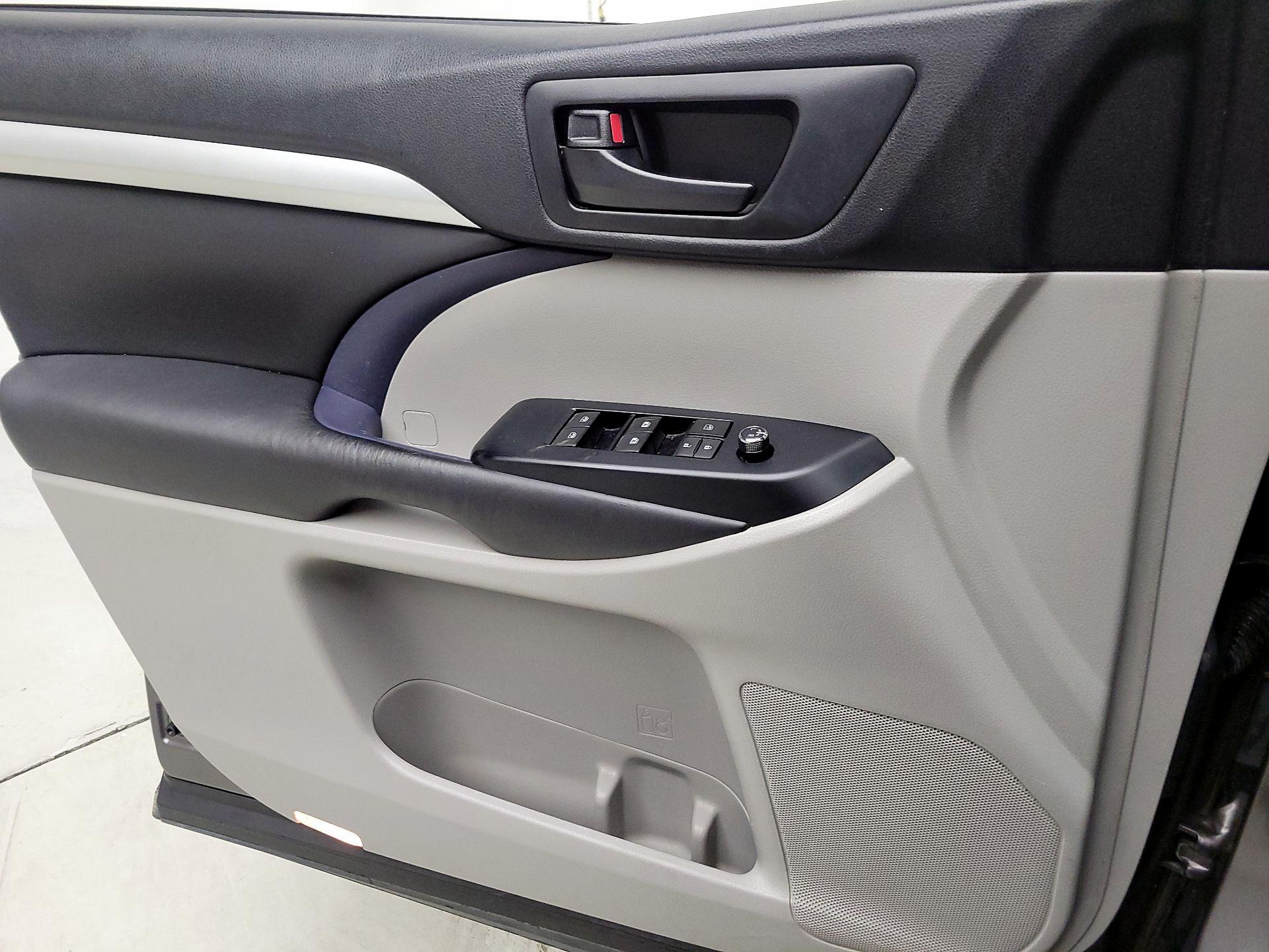 Thumbnail: 2019 Toyota Highlander - 12
