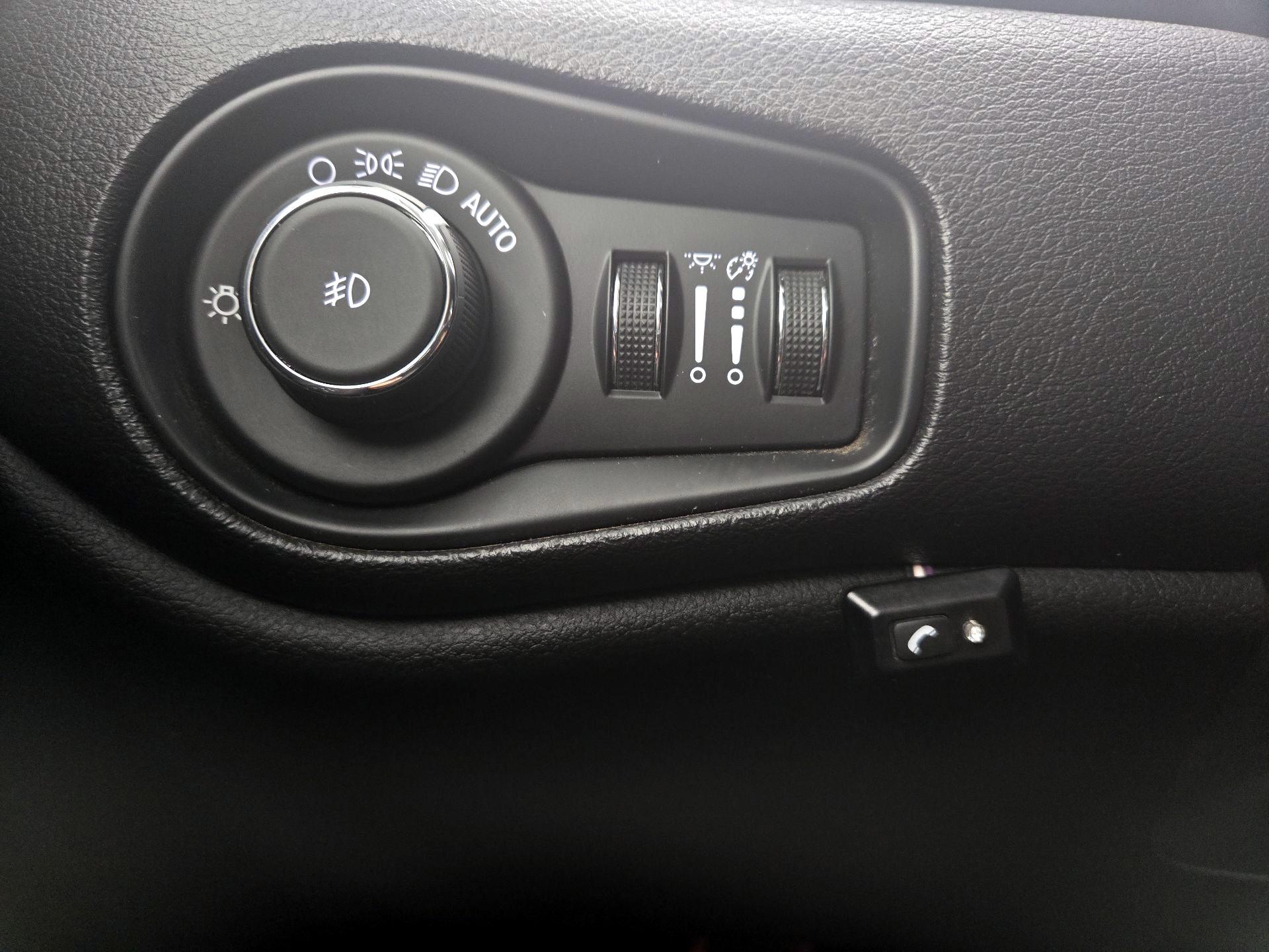 Thumbnail: 2020 Jeep Renegade - 13