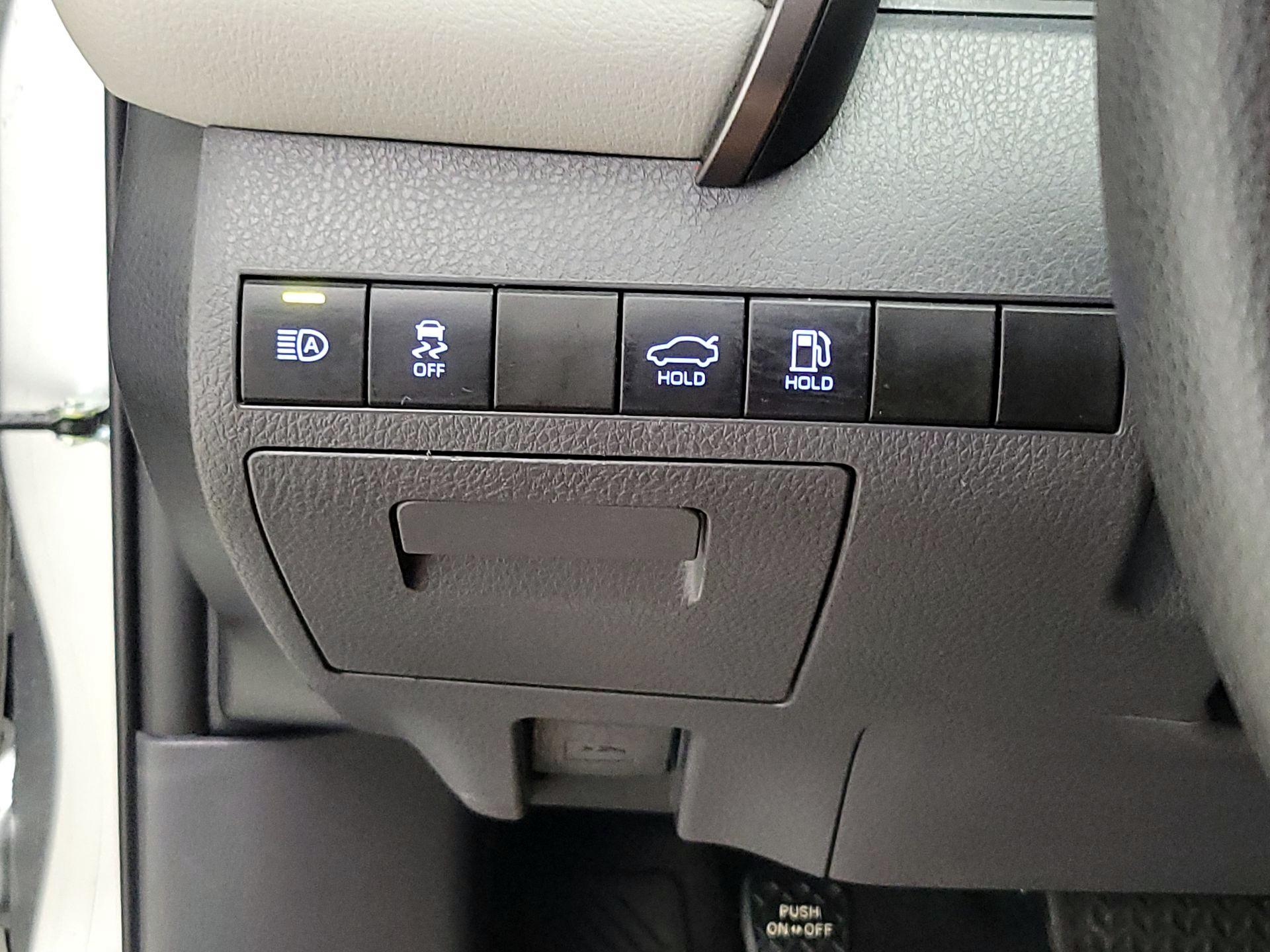 Thumbnail: 2019 Toyota Camry - 13