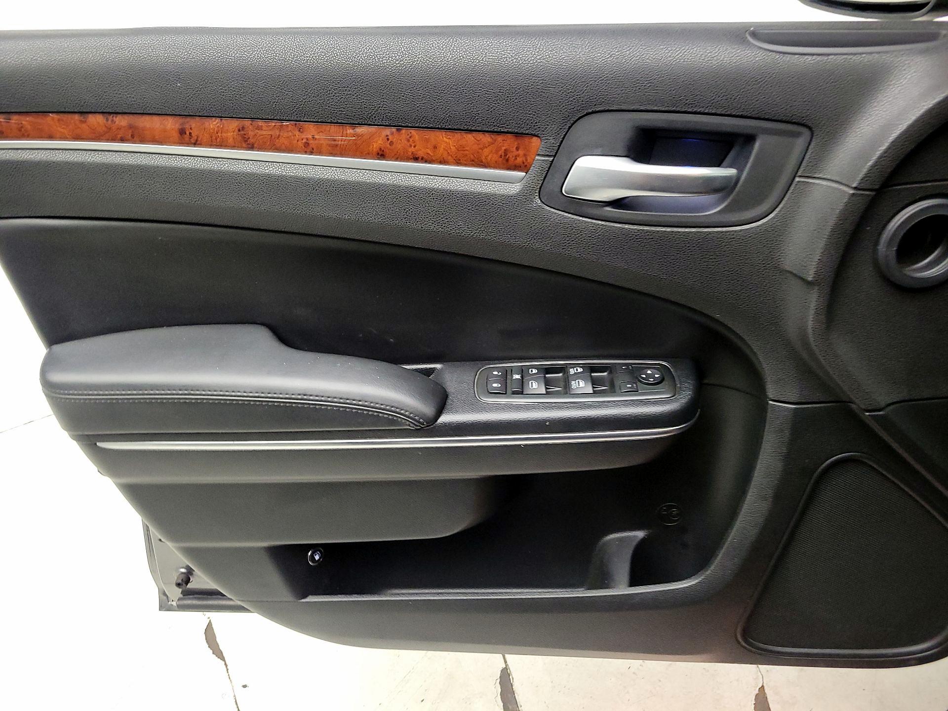 Thumbnail: 2014 Chrysler 300 - 12