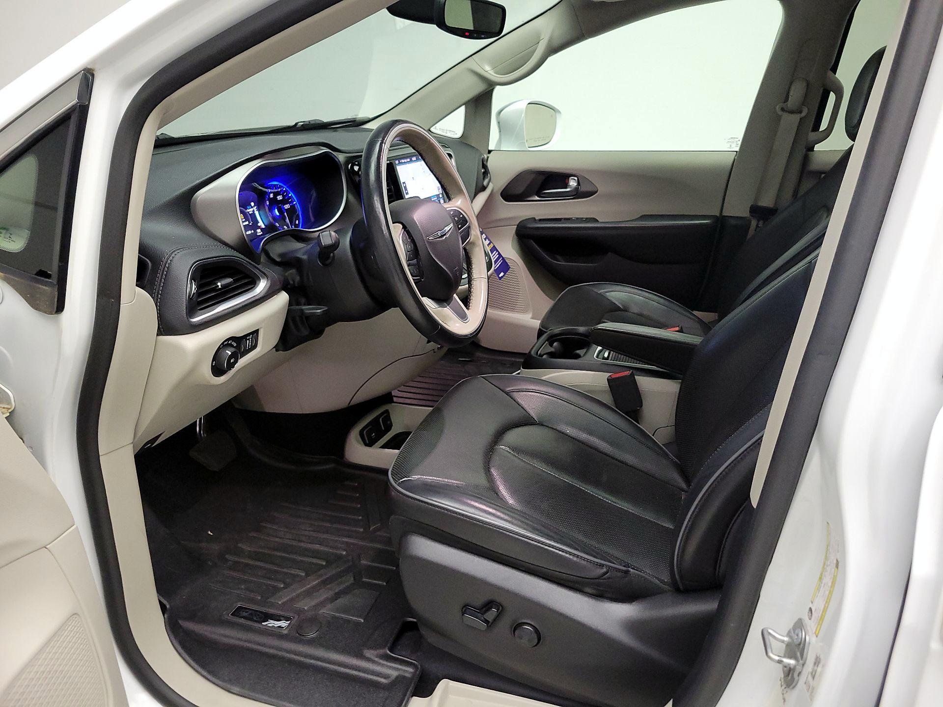 Thumbnail: 2019 Chrysler Pacifica - 9