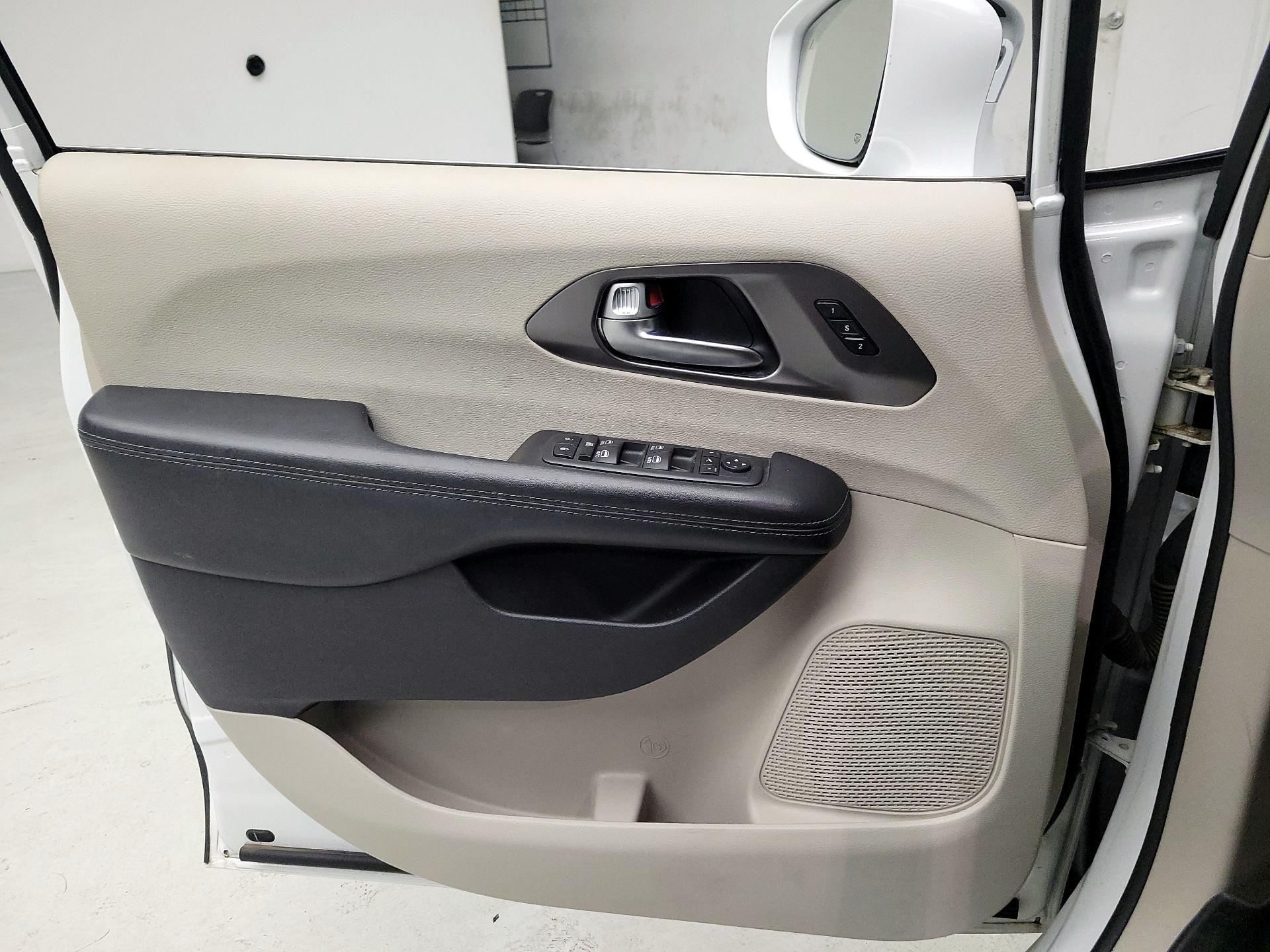 Thumbnail: 2019 Chrysler Pacifica - 10