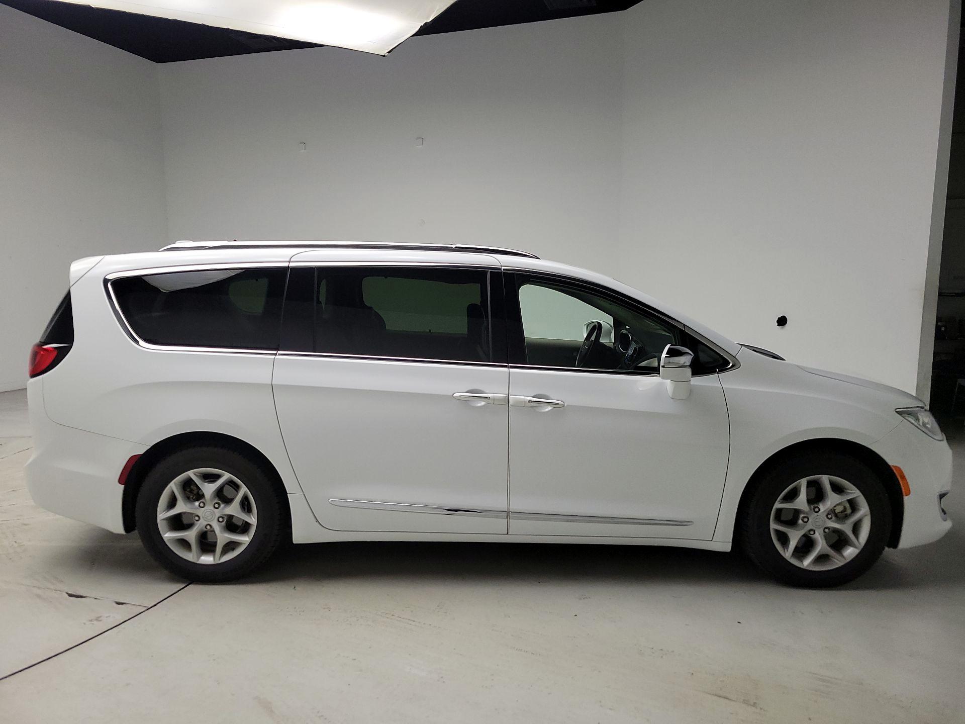 Thumbnail: 2019 Chrysler Pacifica - 4