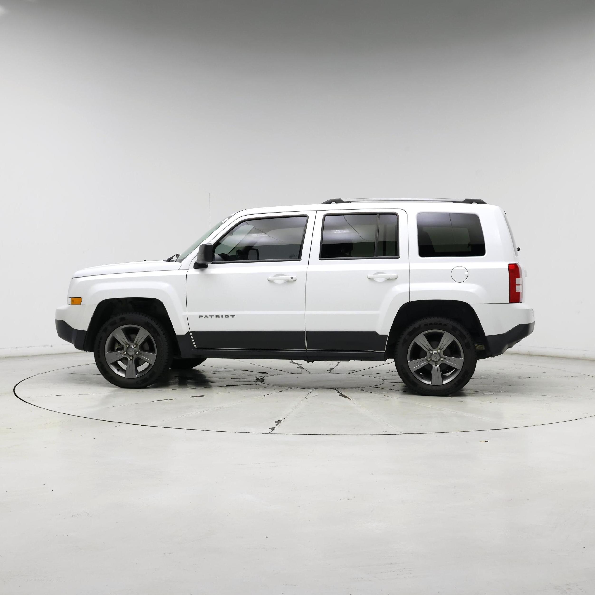 Thumbnail: 2016 Jeep Patriot - 3