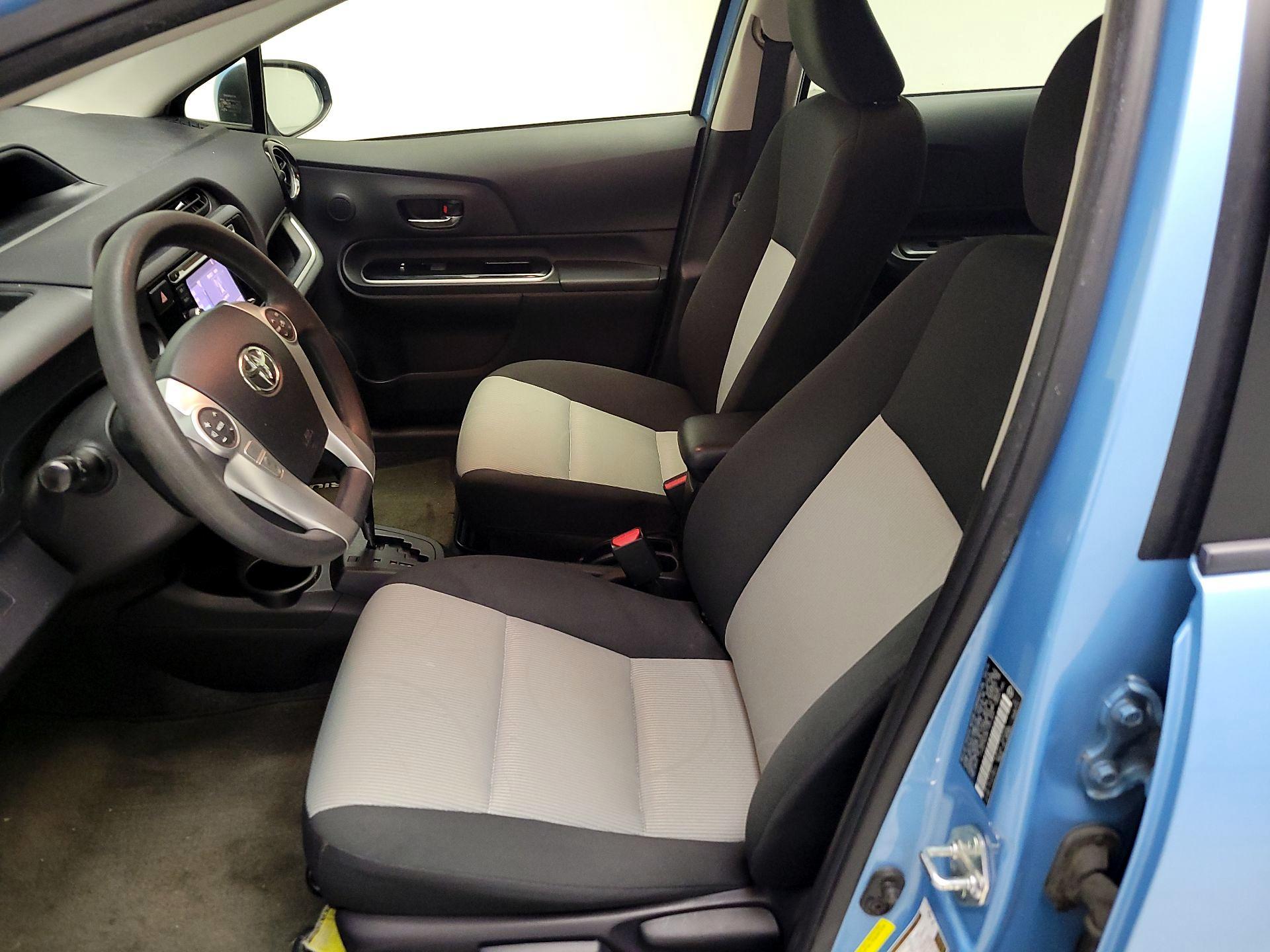 Thumbnail: 2015 Toyota Prius c - 11