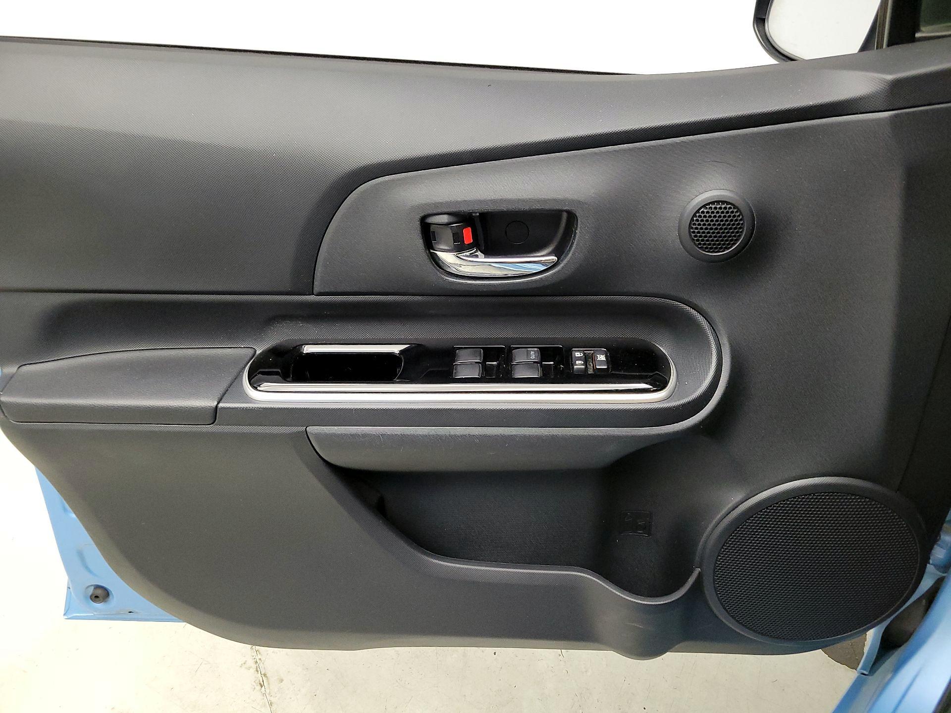 Thumbnail: 2015 Toyota Prius c - 12
