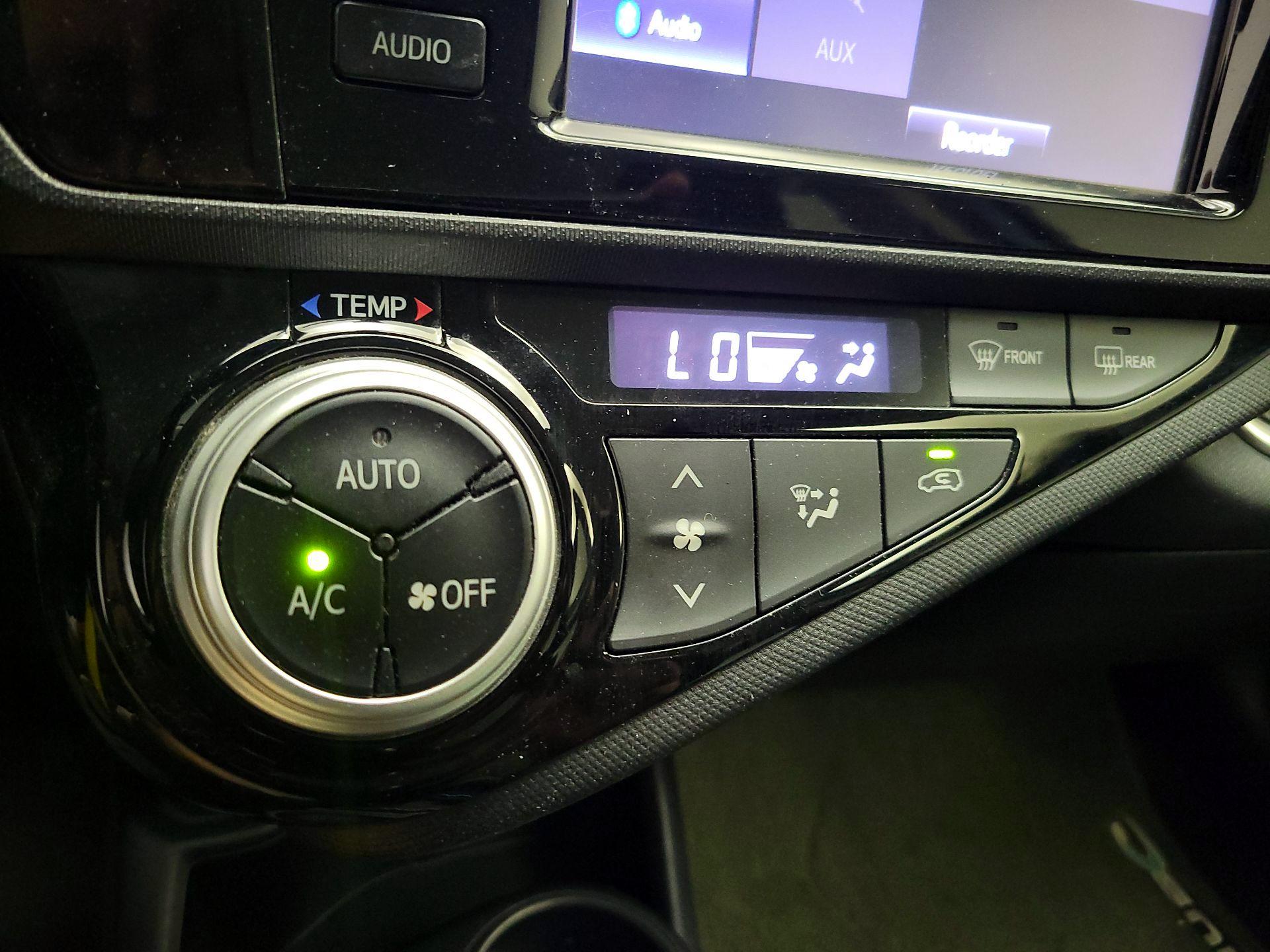 Thumbnail: 2015 Toyota Prius c - 15