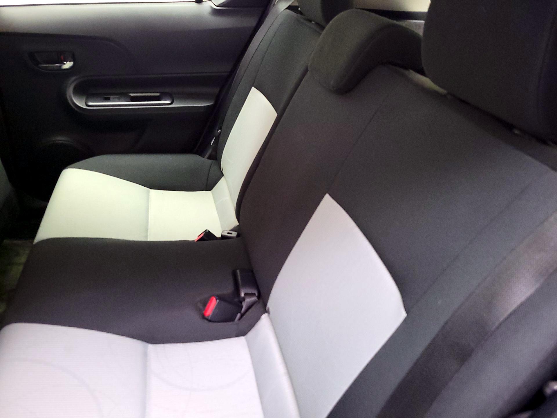 Thumbnail: 2015 Toyota Prius c - 17
