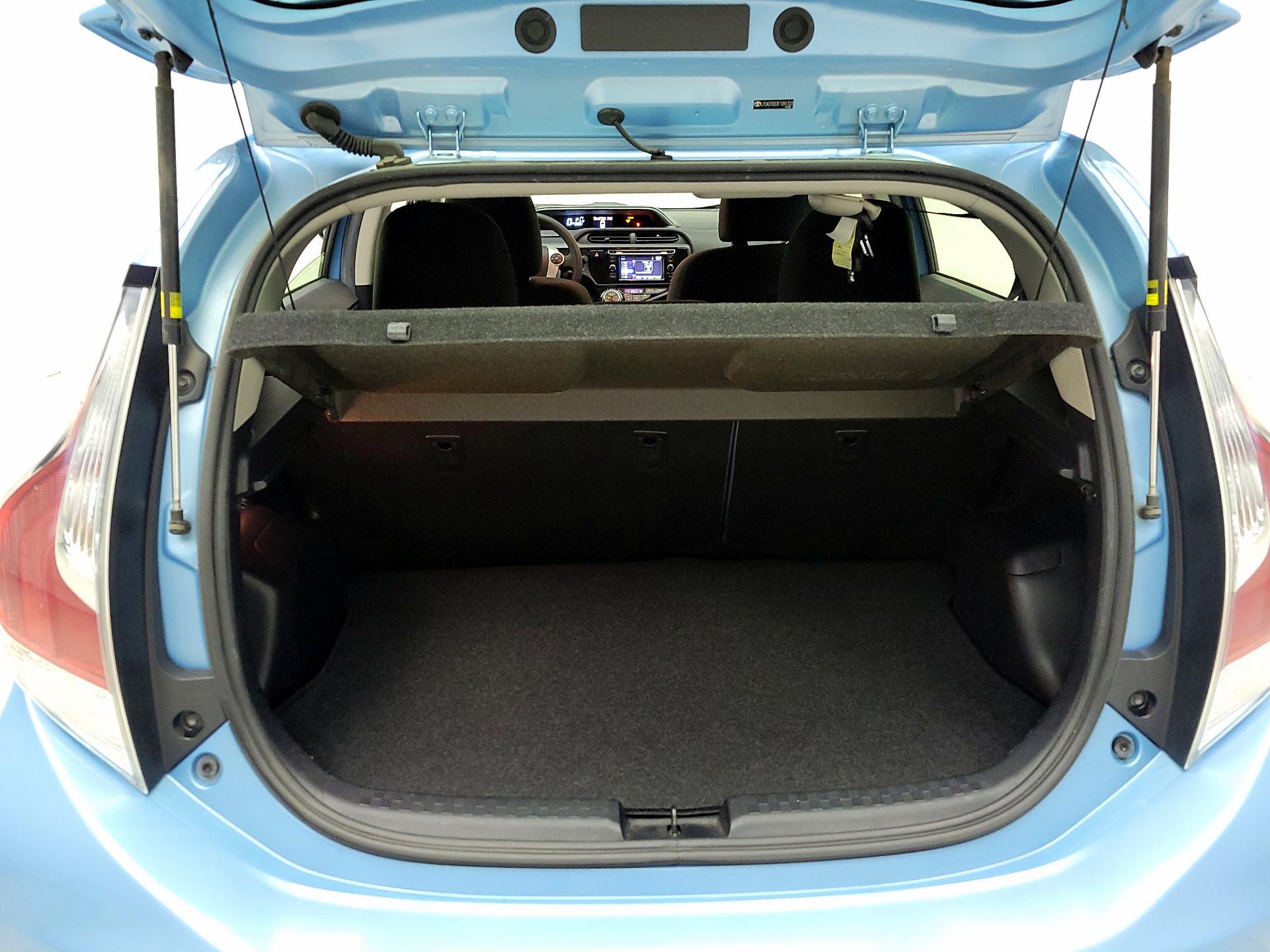 Thumbnail: 2015 Toyota Prius c - 18