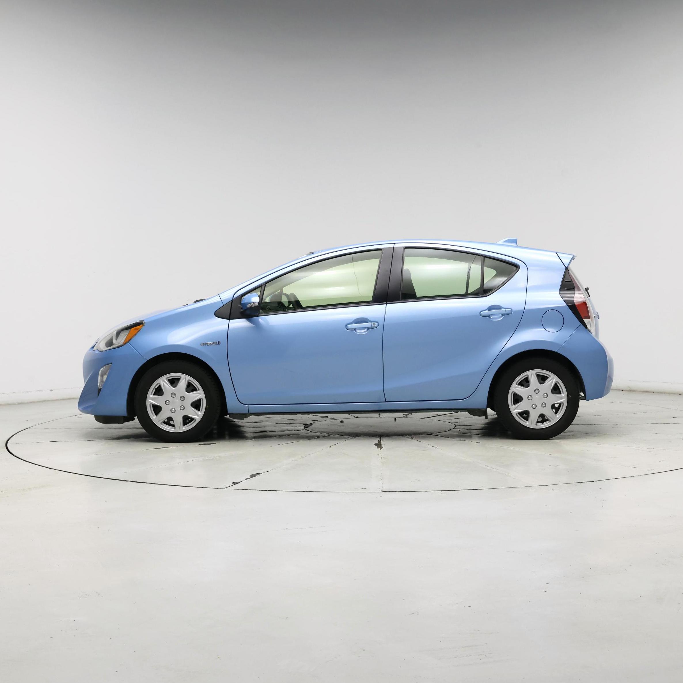 Thumbnail: 2015 Toyota Prius c - 3