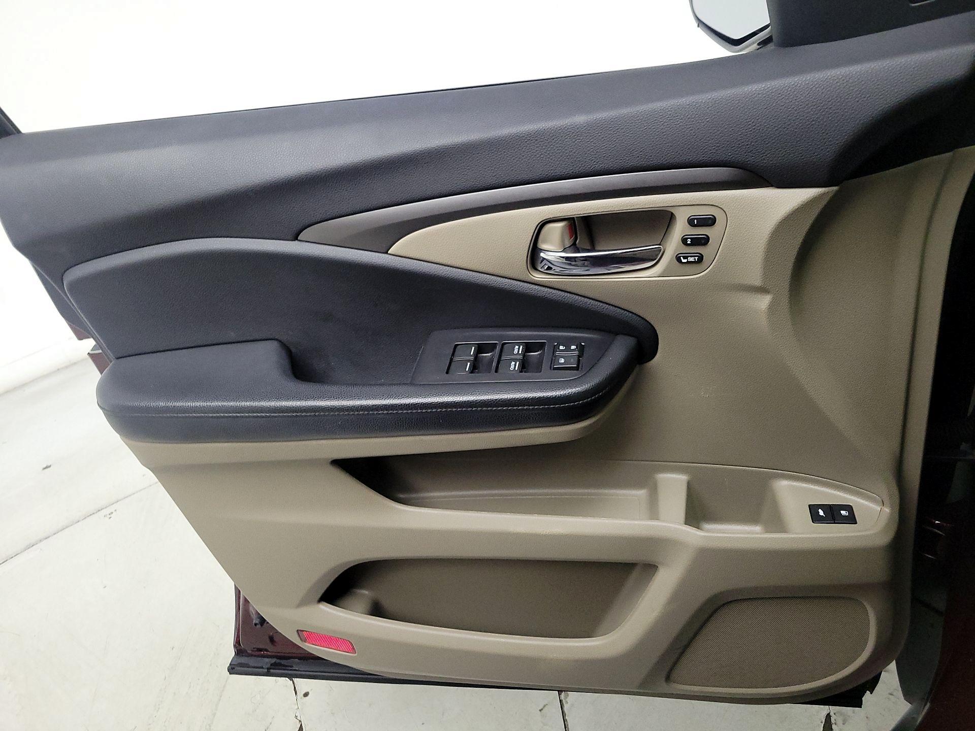 Thumbnail: 2019 Honda Pilot - 12