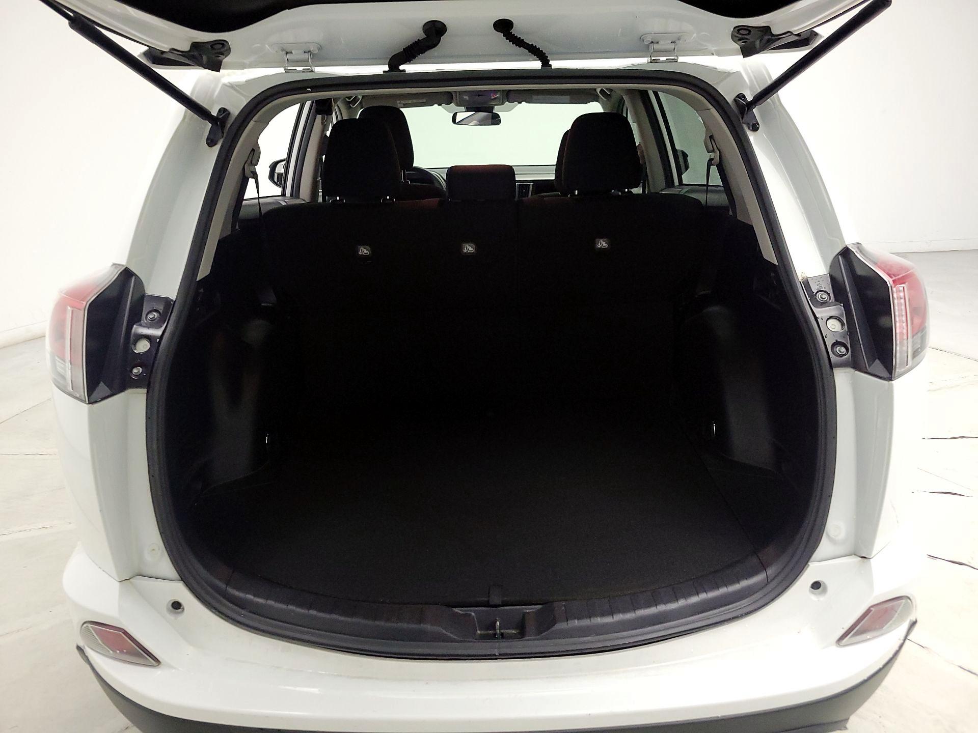 Thumbnail: 2018 Toyota RAV4 - 20