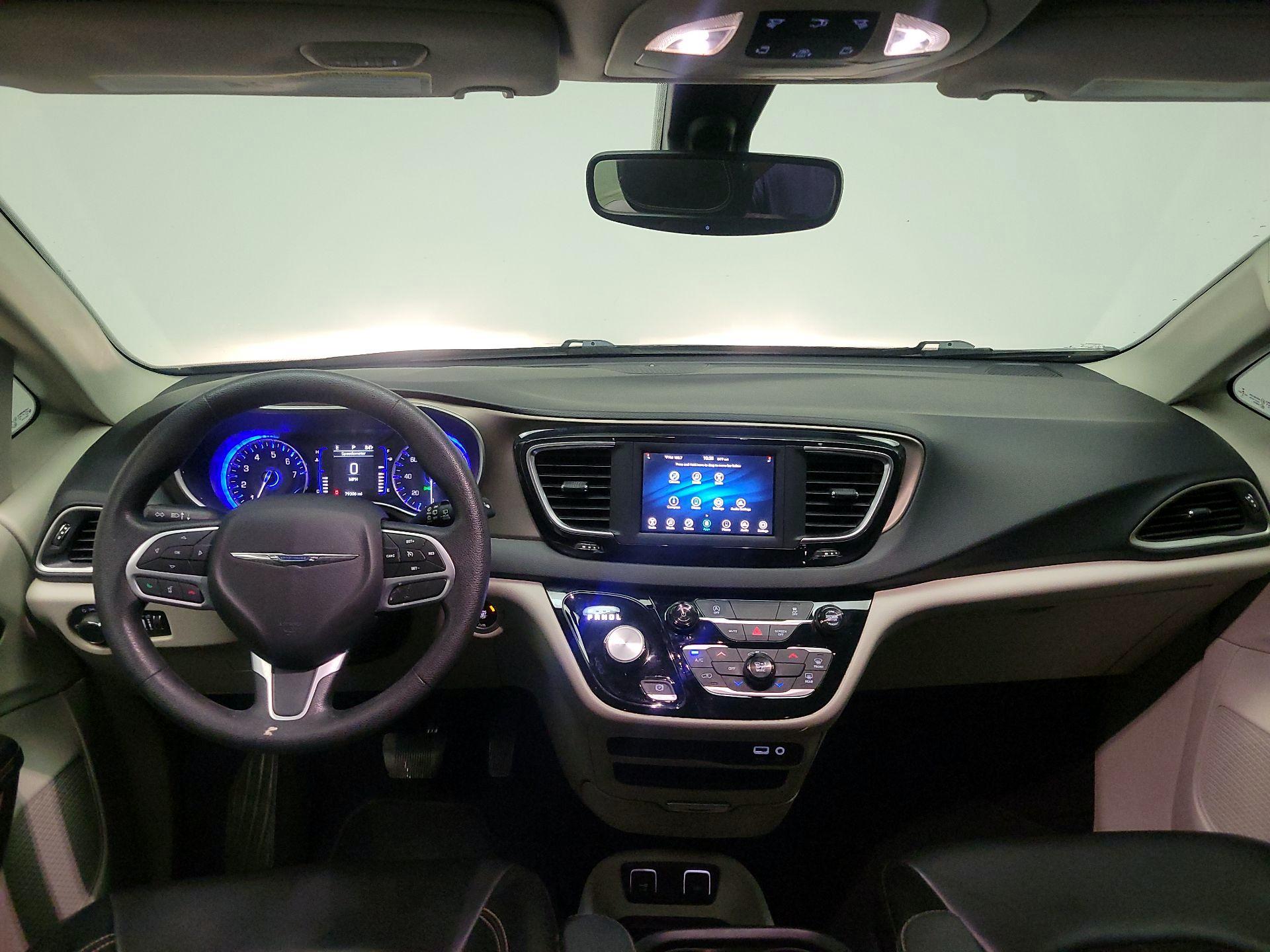 Thumbnail: 2020 Chrysler Voyager - 9