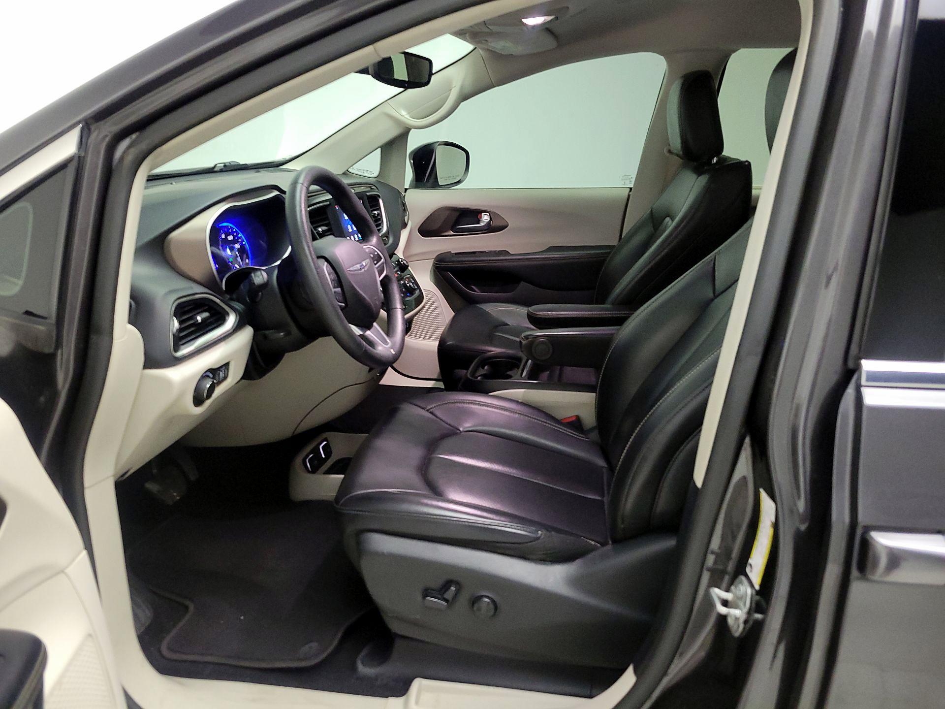Thumbnail: 2020 Chrysler Voyager - 11