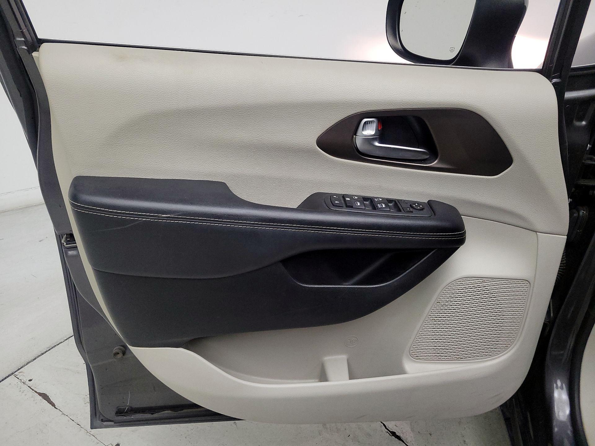 Thumbnail: 2020 Chrysler Voyager - 12