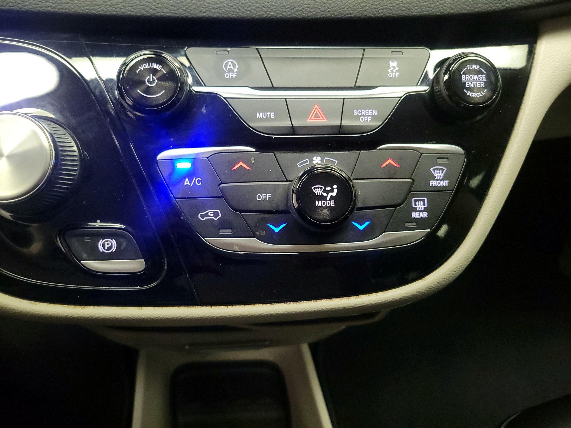 Thumbnail: 2020 Chrysler Voyager - 16