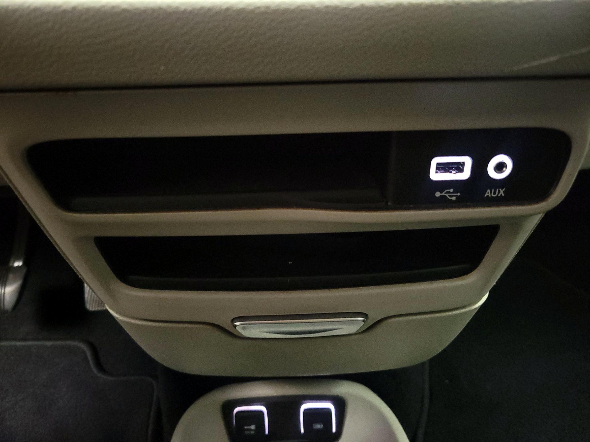 Thumbnail: 2020 Chrysler Voyager - 18