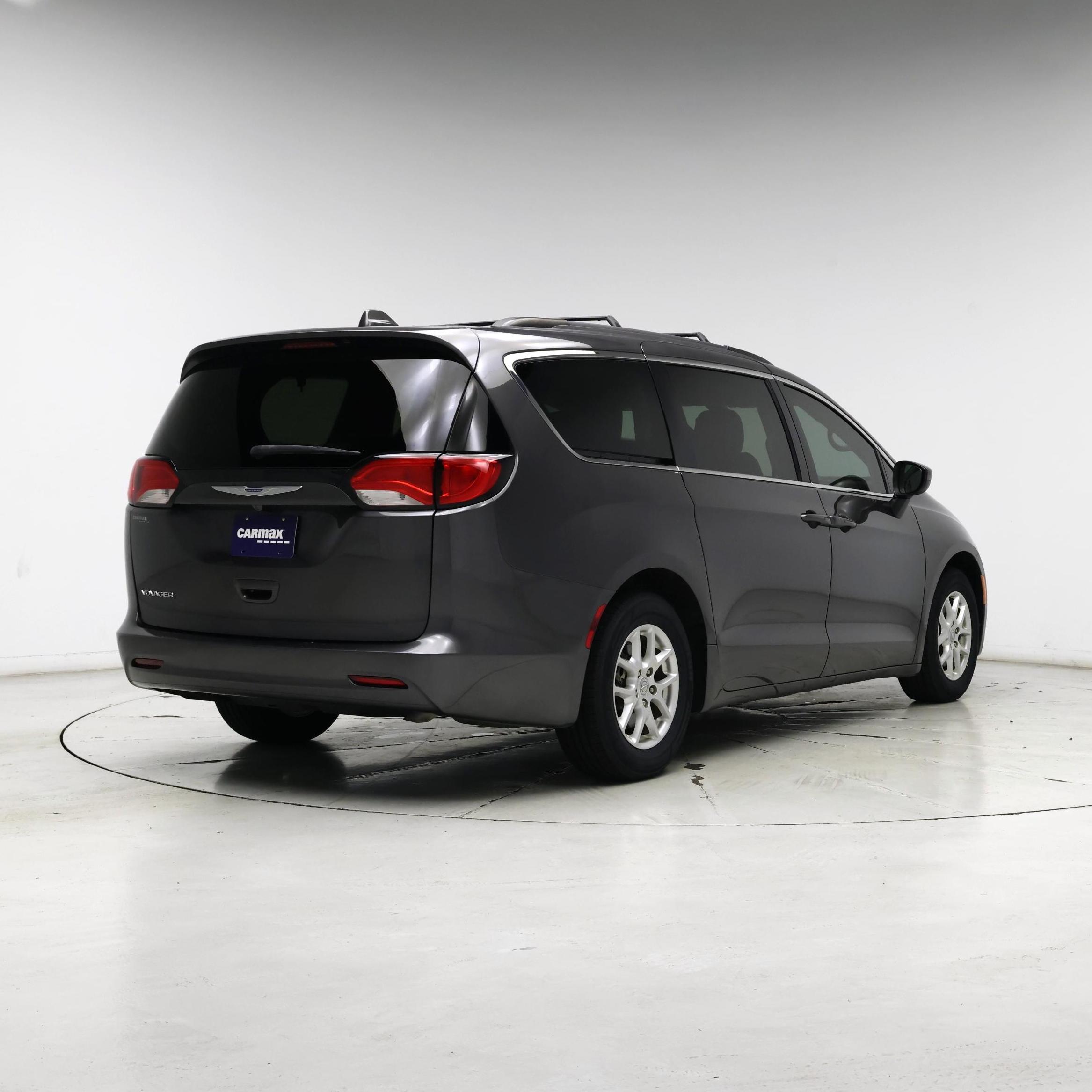 Thumbnail: 2020 Chrysler Voyager - 8