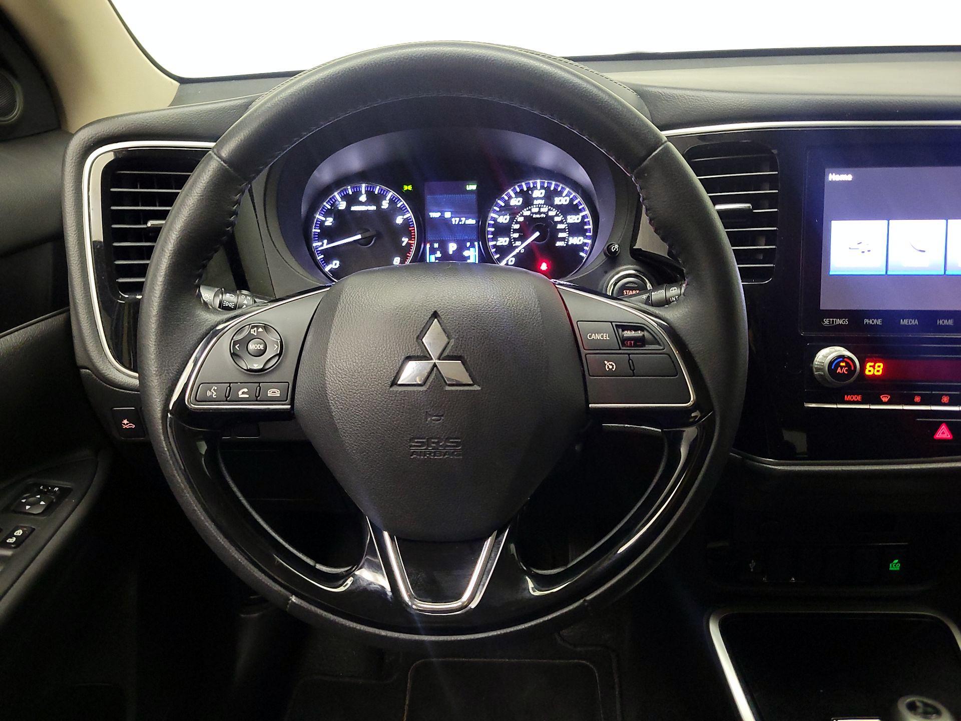 Thumbnail: 2020 Mitsubishi Outlander - 10