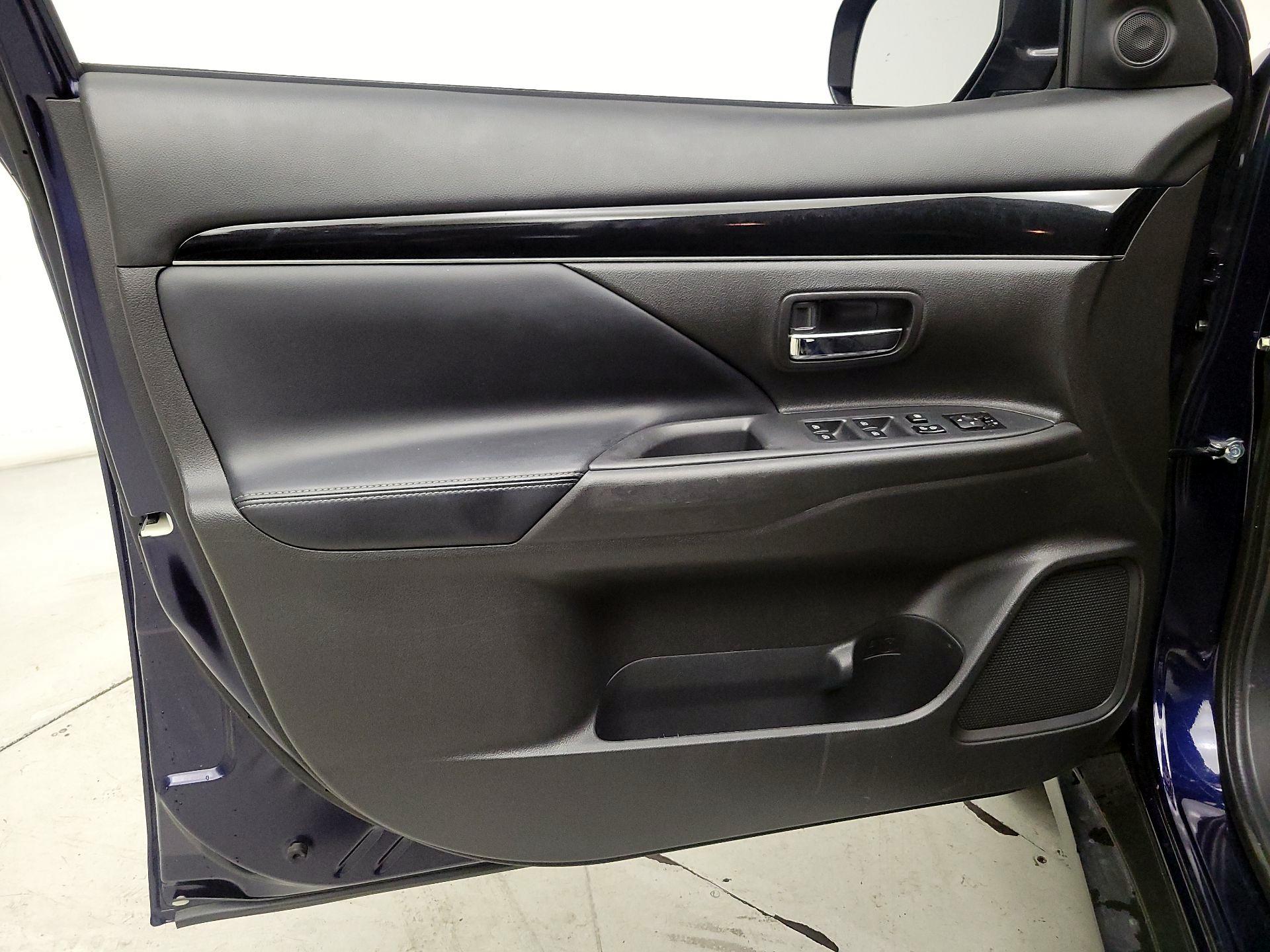 Thumbnail: 2020 Mitsubishi Outlander - 12