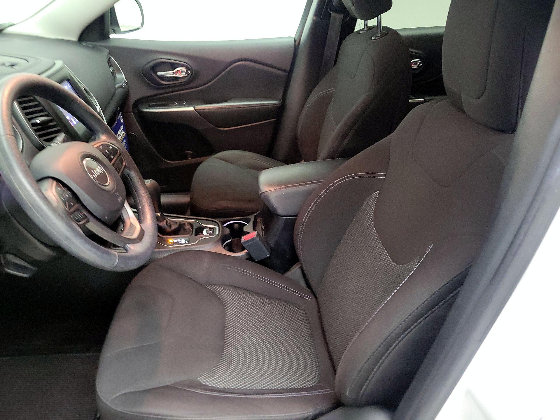 Thumbnail: 2019 Jeep Cherokee - 11