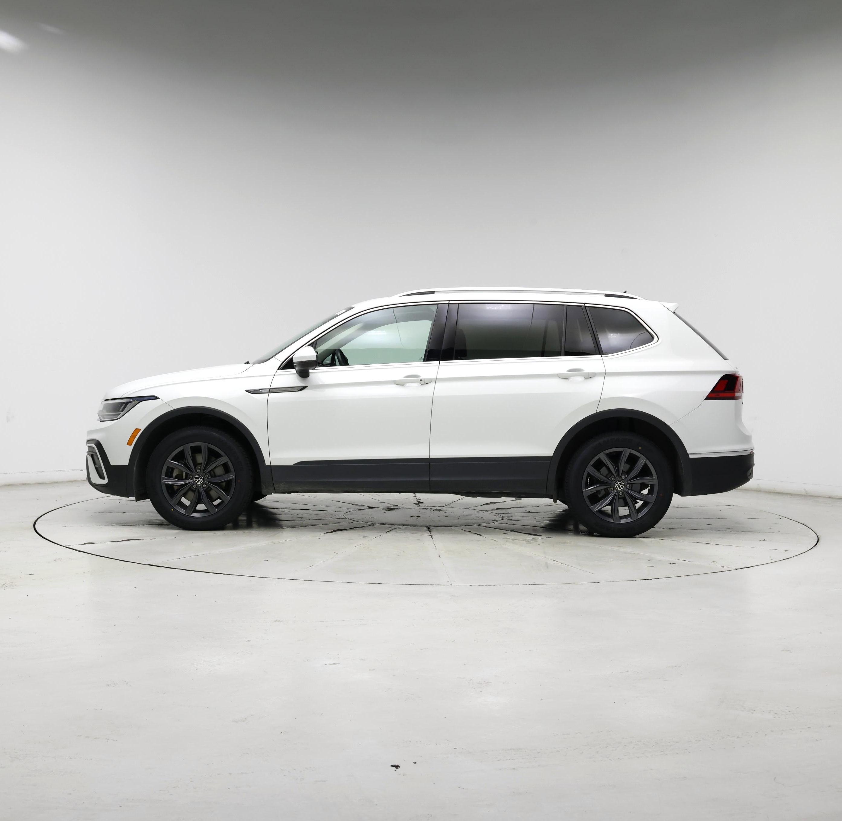 Thumbnail: 2022 Volkswagen Tiguan - 3