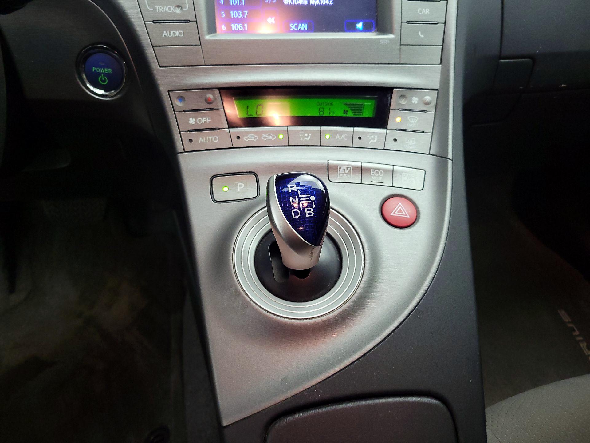 Thumbnail: 2015 Toyota Prius - 17